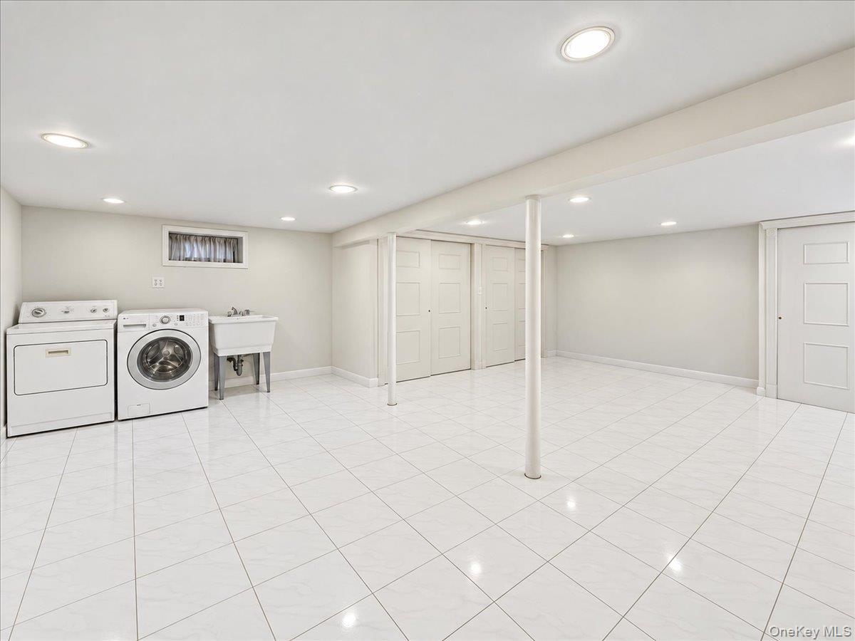 Single Family 181st Street  Queens, NY 11366, MLS-1055421-33