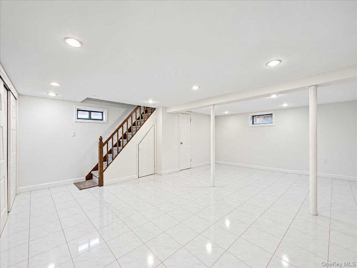 Single Family 181st Street  Queens, NY 11366, MLS-1055421-34