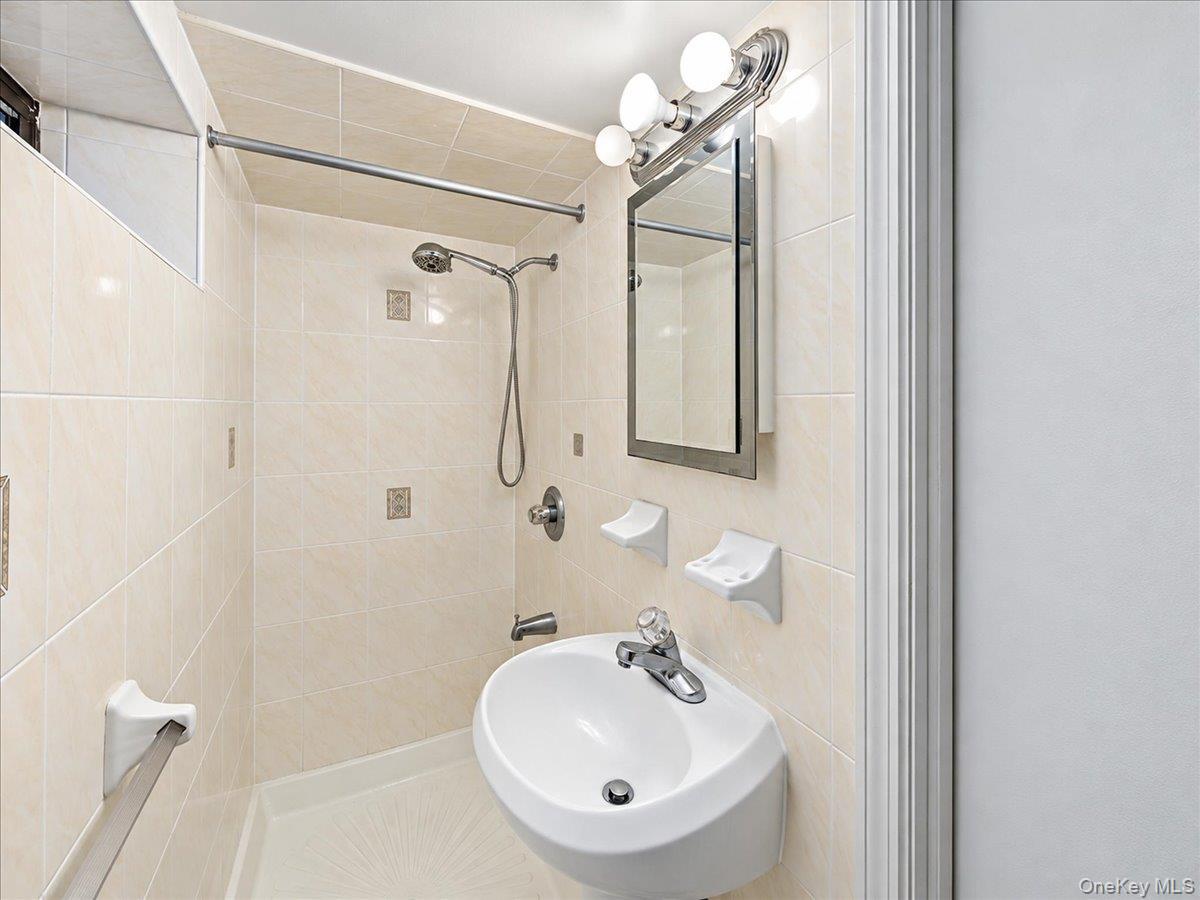 Single Family 181st Street  Queens, NY 11366, MLS-1055421-36