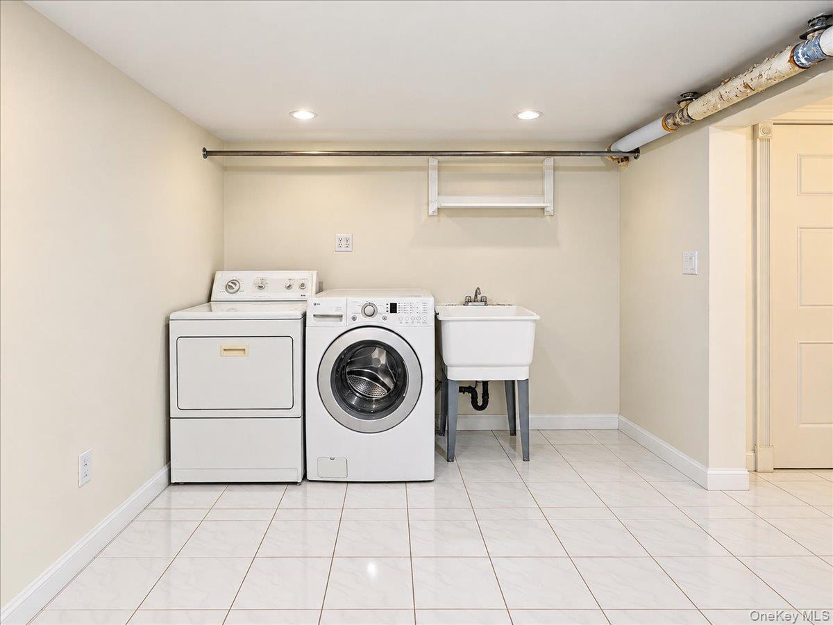 Single Family 181st Street  Queens, NY 11366, MLS-1055421-37
