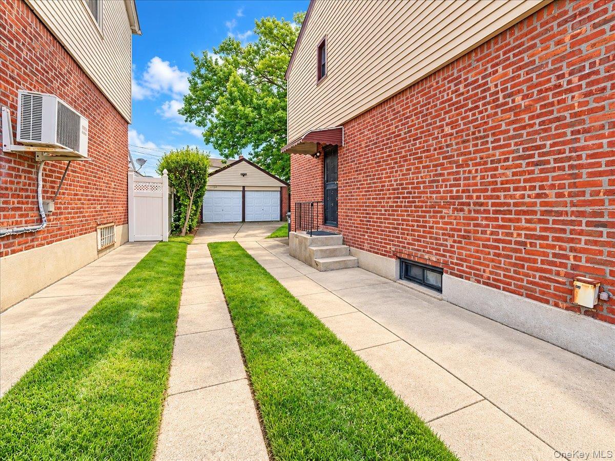 Single Family 181st Street  Queens, NY 11366, MLS-1055421-6