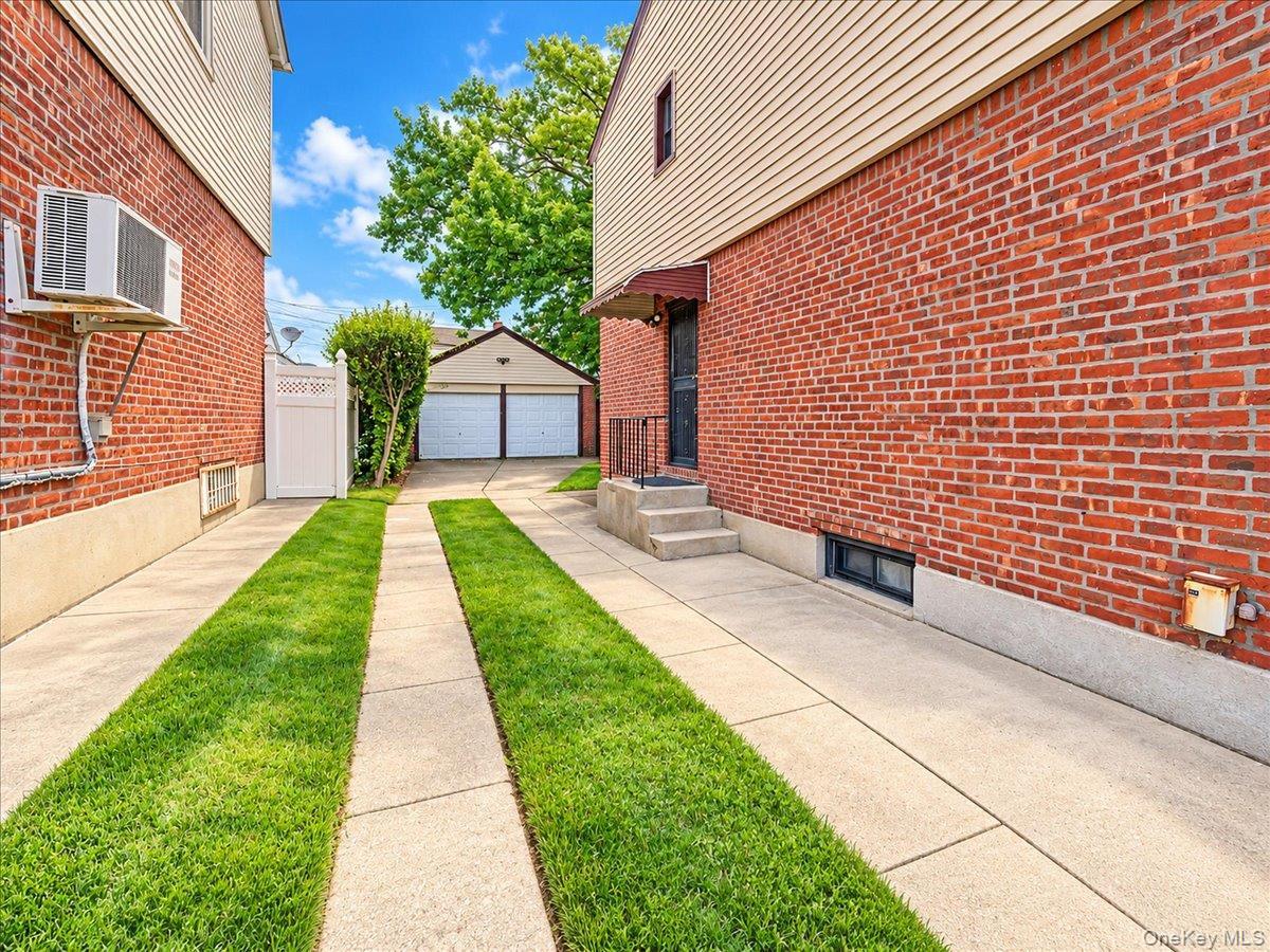 Single Family 181st Street  Queens, NY 11366, MLS-1055421-7