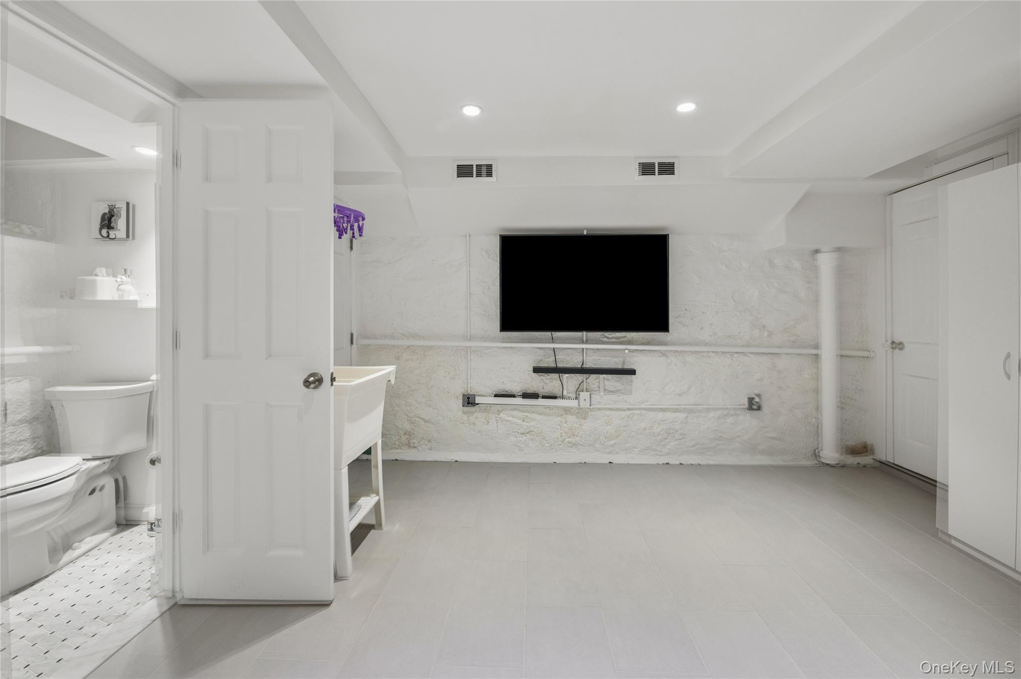 Single Family Douglas Place Westchester County, NY 10552, MLS-1055878-40