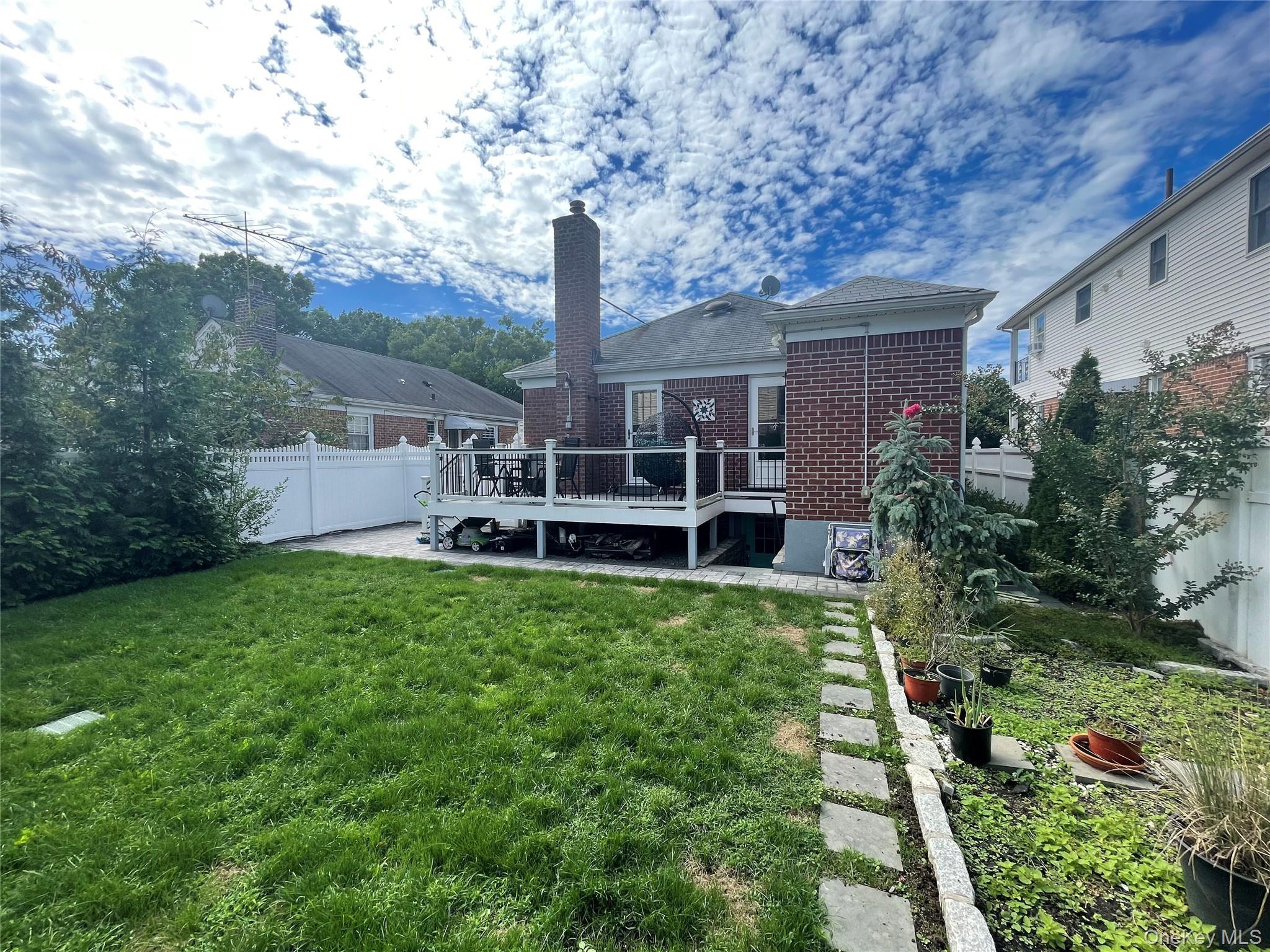 Single Family 250th Street  Queens, NY 11426, MLS-1055892-37