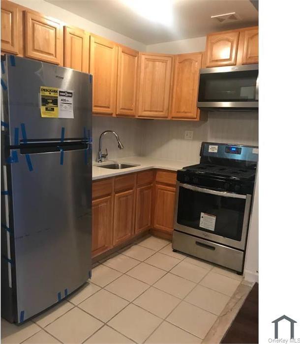 Single Family Carpenter Avenue Bronx, NY 10466, MLS-1055934-11