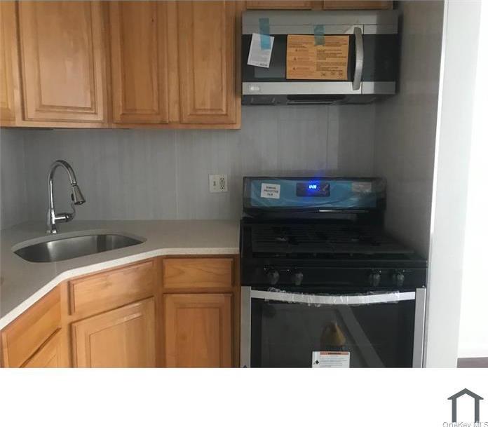Single Family Carpenter Avenue Bronx, NY 10466, MLS-1055934-9