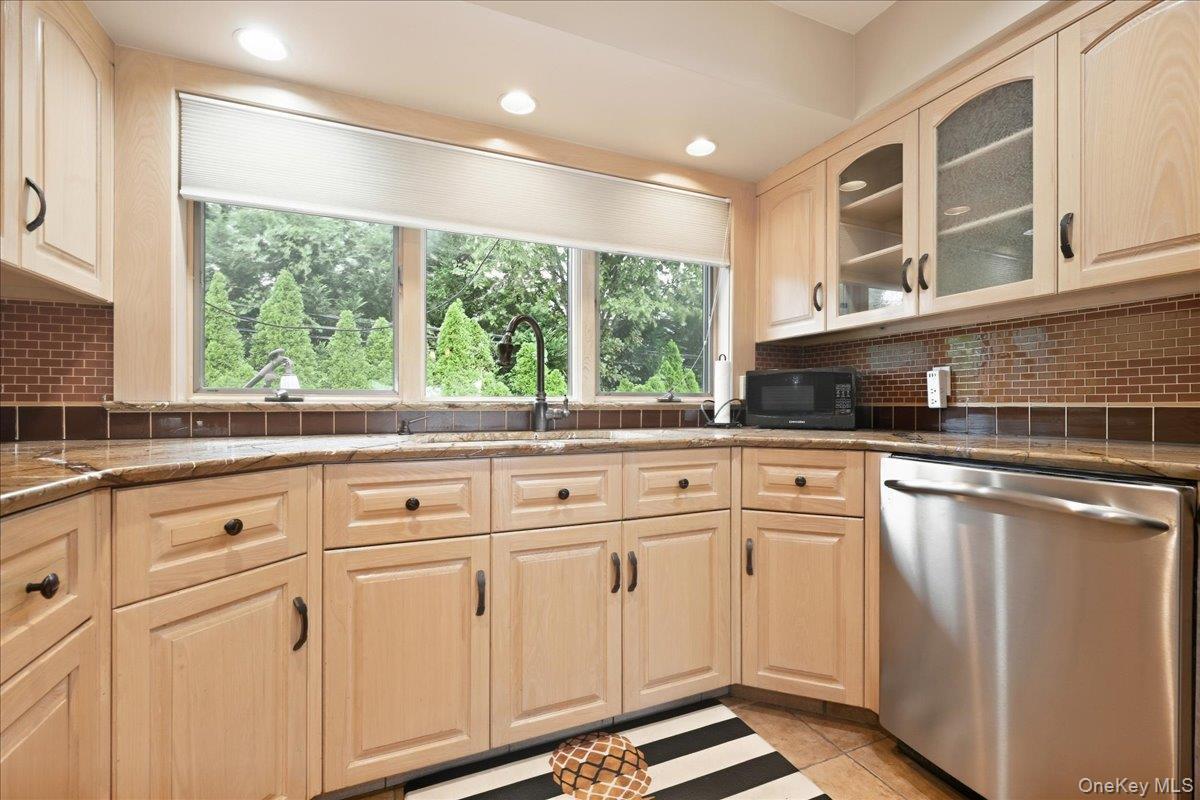 Single Family Royal Way Nassau County, NY 11040, MLS-1056033-13