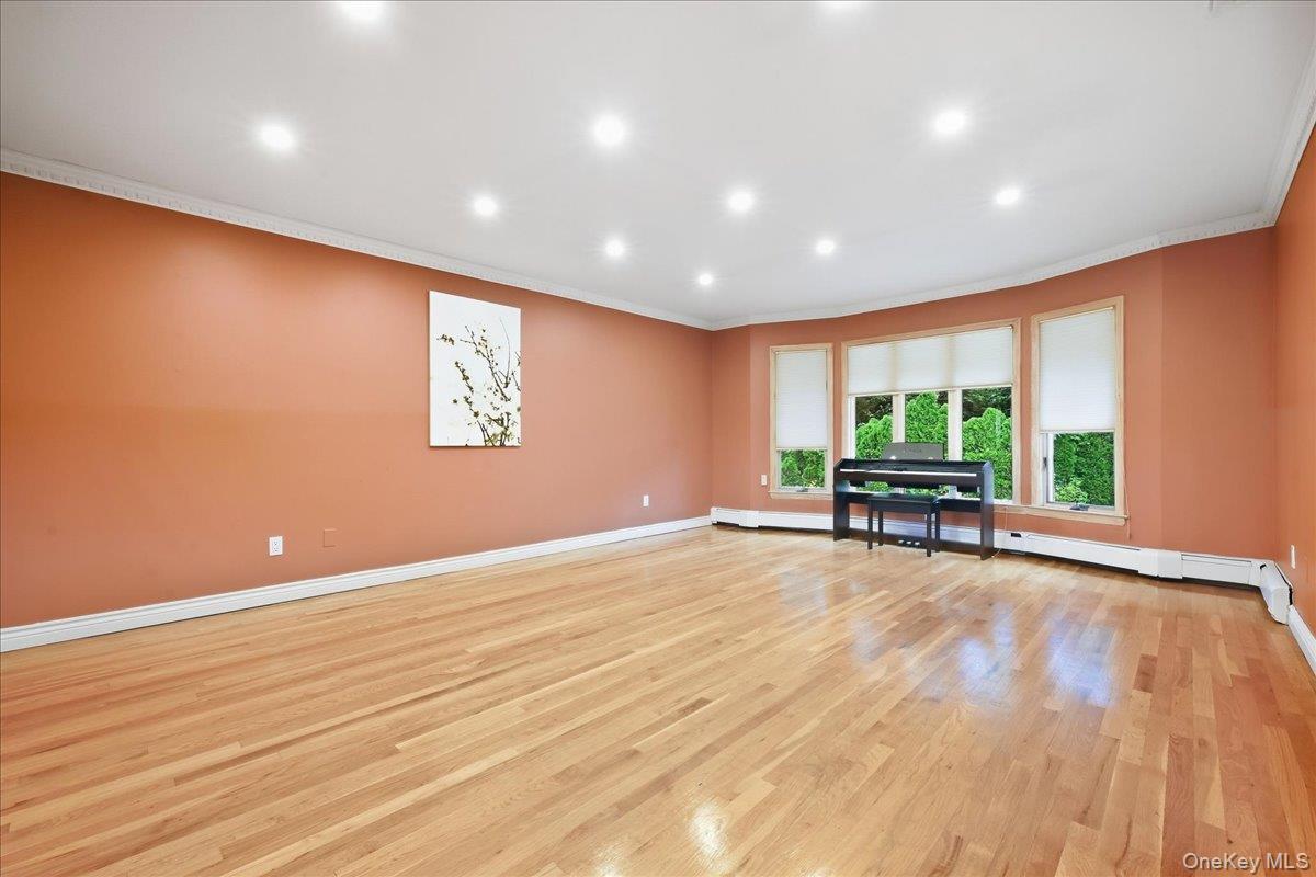 Single Family Royal Way Nassau County, NY 11040, MLS-1056033-15