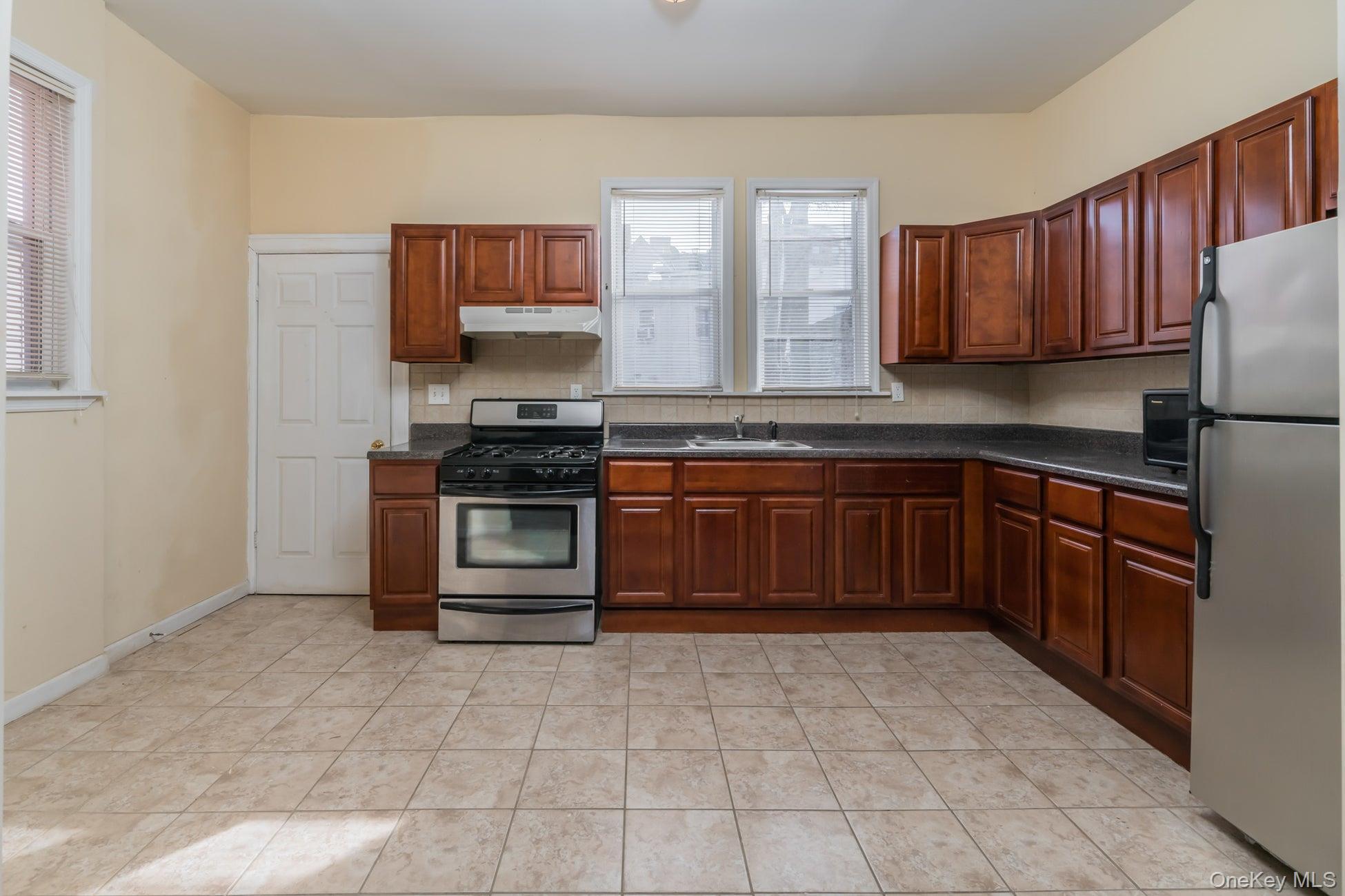 Single Family Wilder Avenue Bronx, NY 10466, MLS-1056276-13