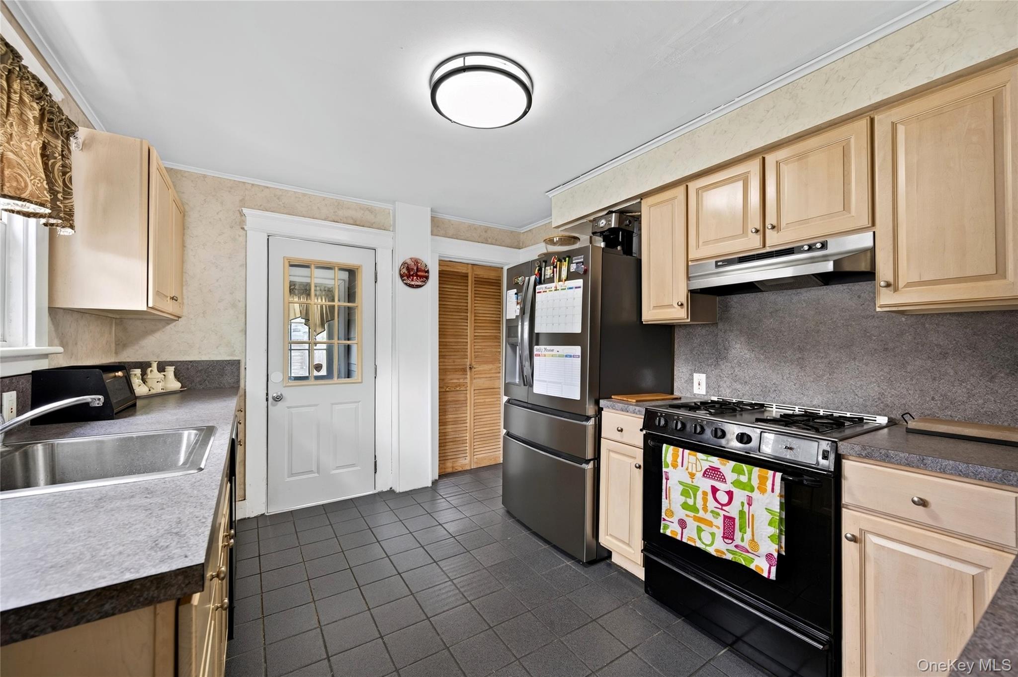 Single Family Juliet Street Suffolk County, NY 11706, MLS-1056774-13
