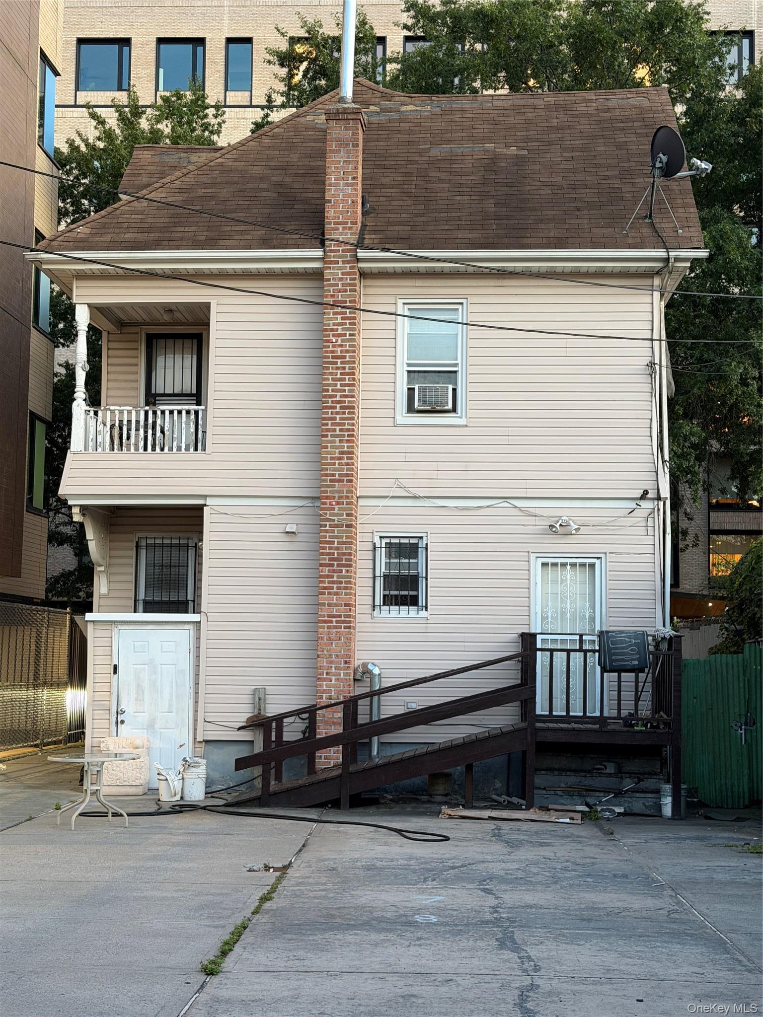 Single Family 88th Avenue  Queens, NY 11432, MLS-1056817-5