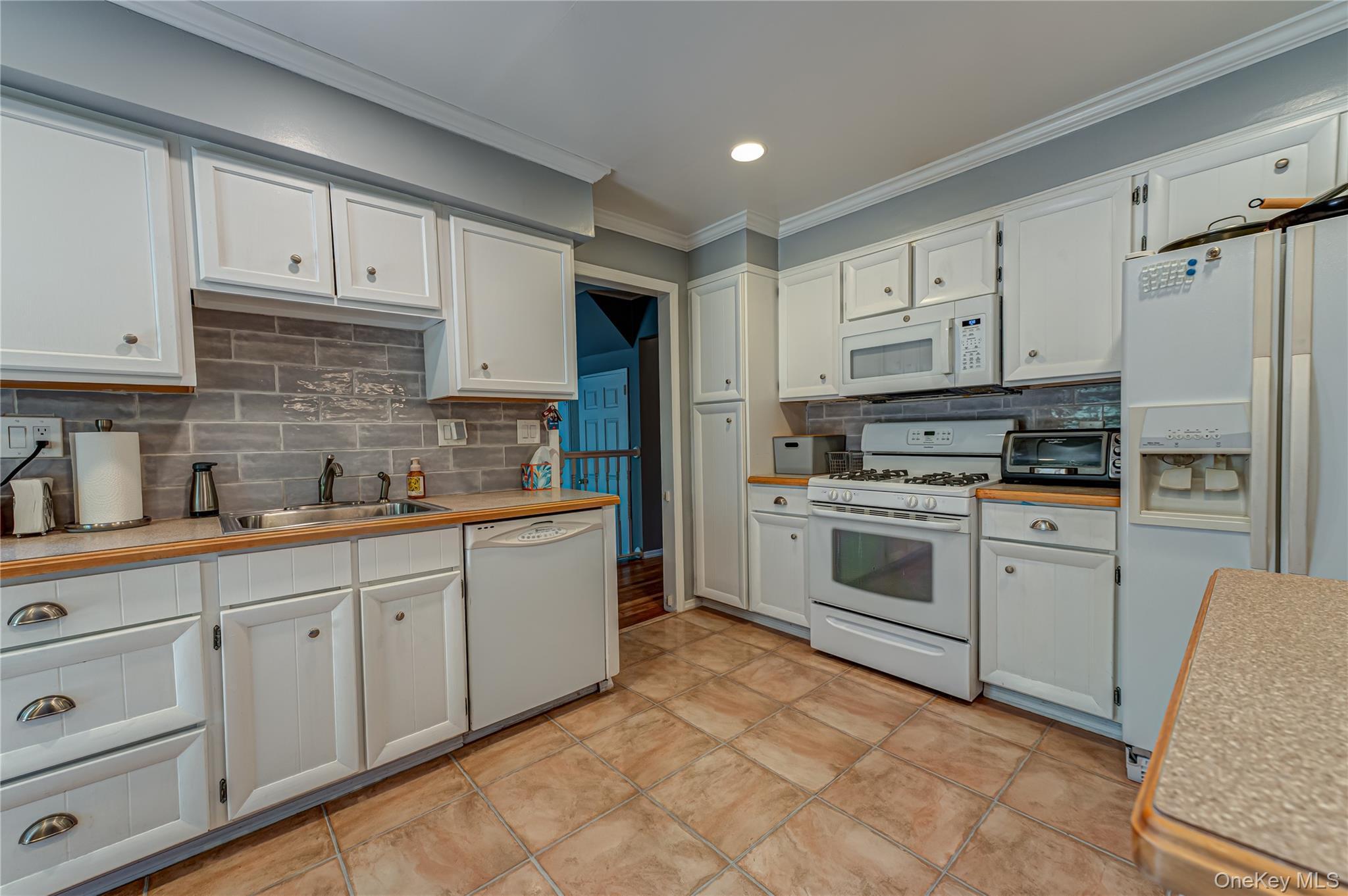 Single Family Evon Drive Sw Nassau County, NY 11791, MLS-1056960-8