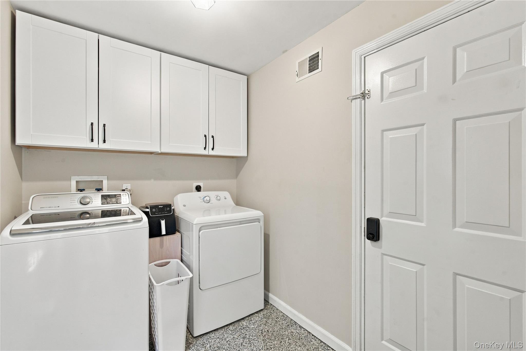 Single Family Aspatuck Court Suffolk County, NY 11725, MLS-1057059-14