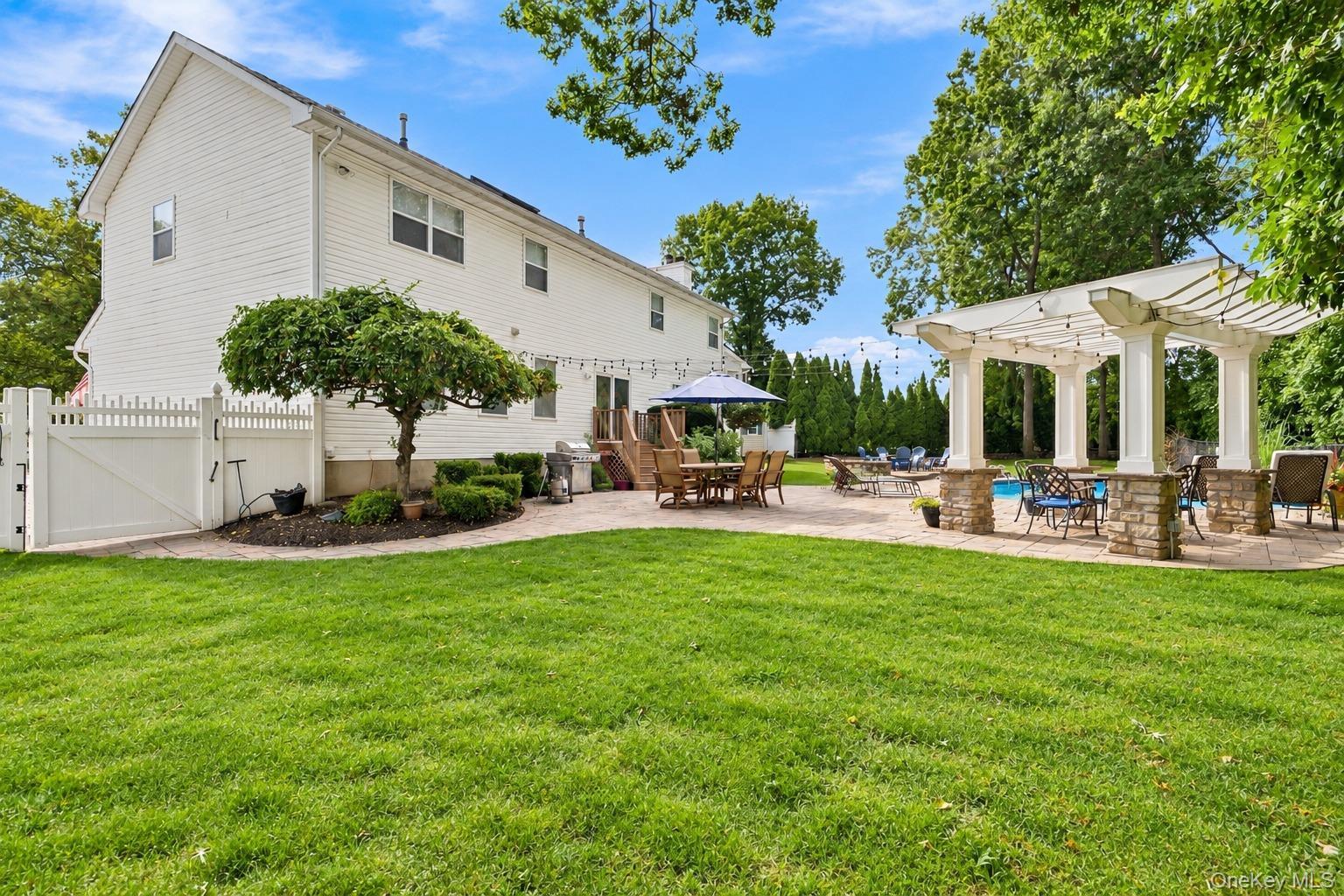 Single Family Aspatuck Court Suffolk County, NY 11725, MLS-1057059-36