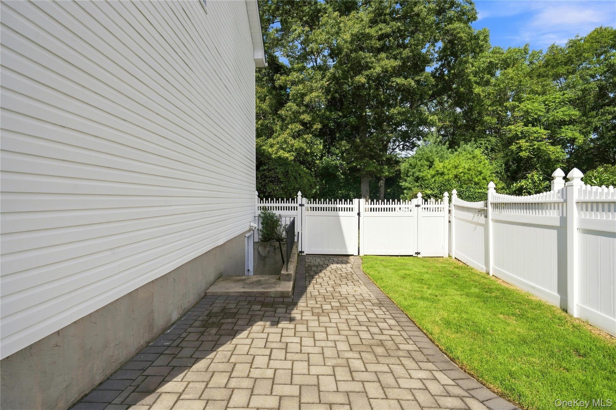 Single Family Aspatuck Court Suffolk County, NY 11725, MLS-1057059-37