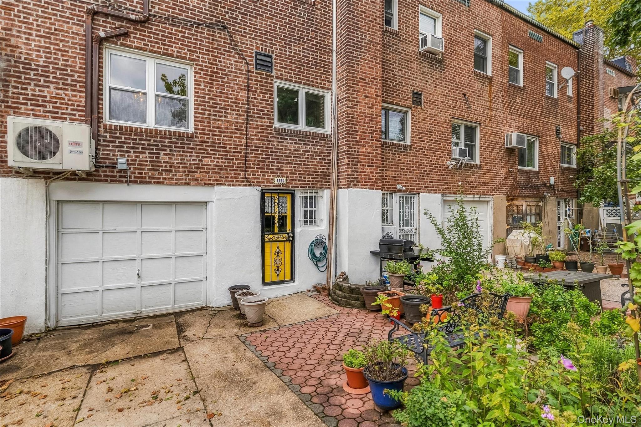 Single Family Mace Avenue Bronx, NY 10469, MLS-1057240-33