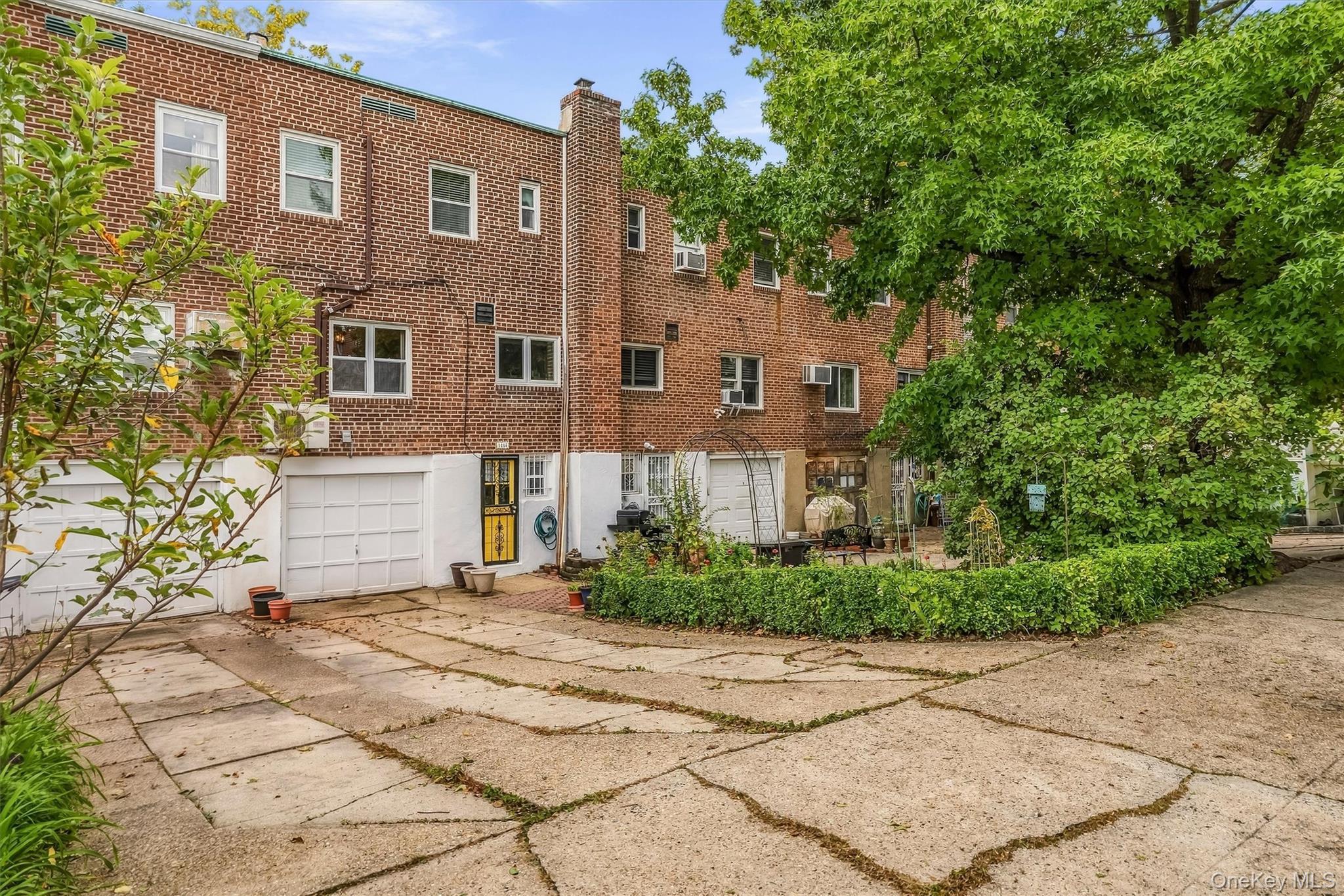 Single Family Mace Avenue Bronx, NY 10469, MLS-1057240-35