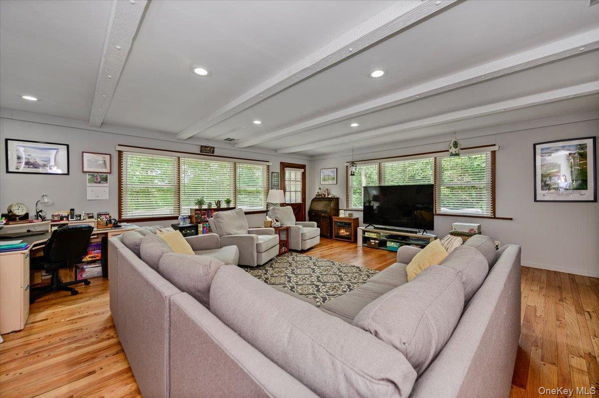 Single Family Knoll Crest Suffolk County, NY 11764, MLS-1057467-19