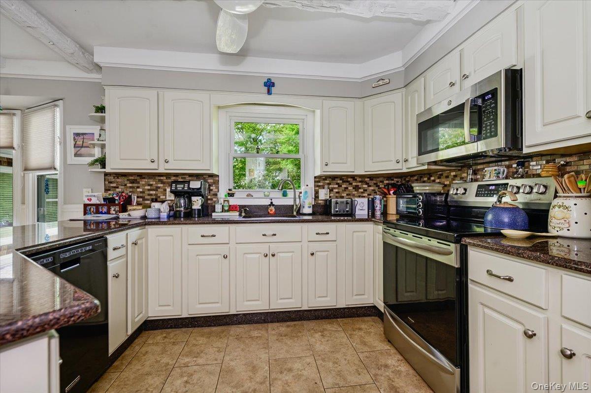 Single Family Knoll Crest Suffolk County, NY 11764, MLS-1057467-22