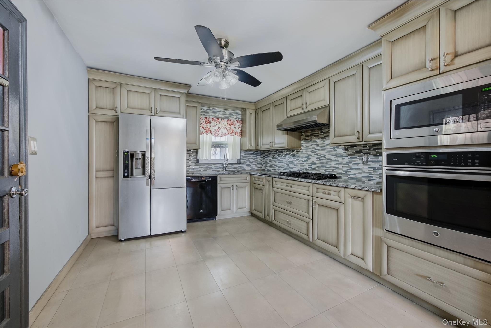 Single Family 194th Street  Queens, NY 11412, MLS-1057897-5