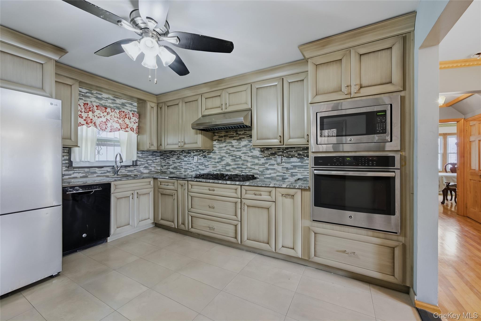 Single Family 194th Street  Queens, NY 11412, MLS-1057897-6