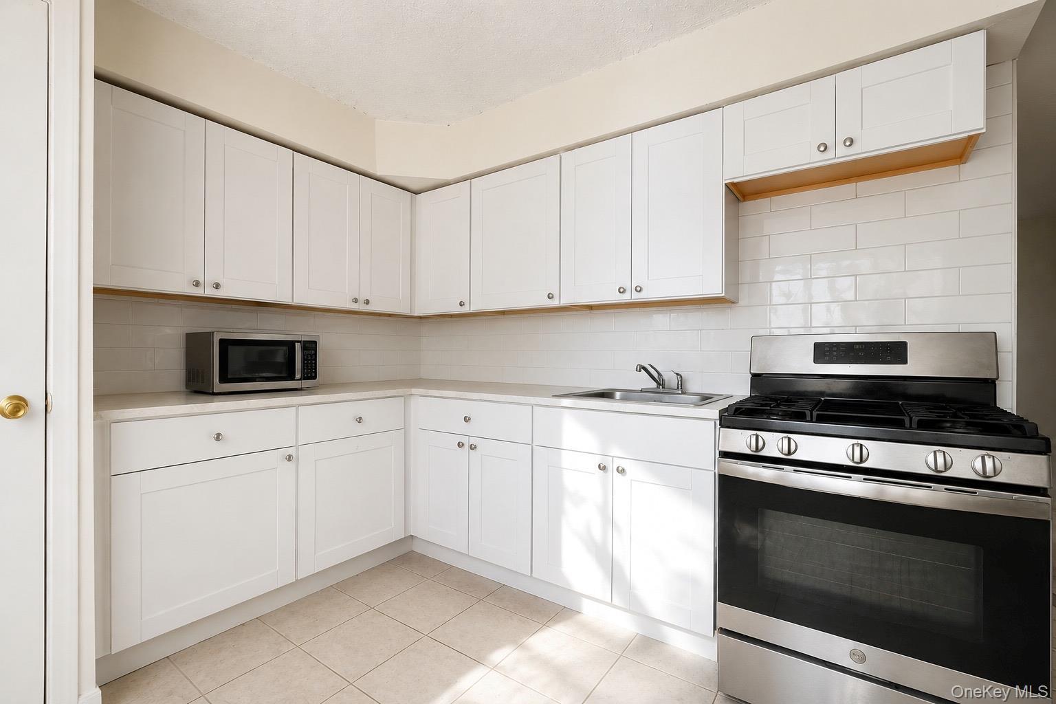 Single Family Betty Court Staten Island, NY 10303, MLS-1057979-4