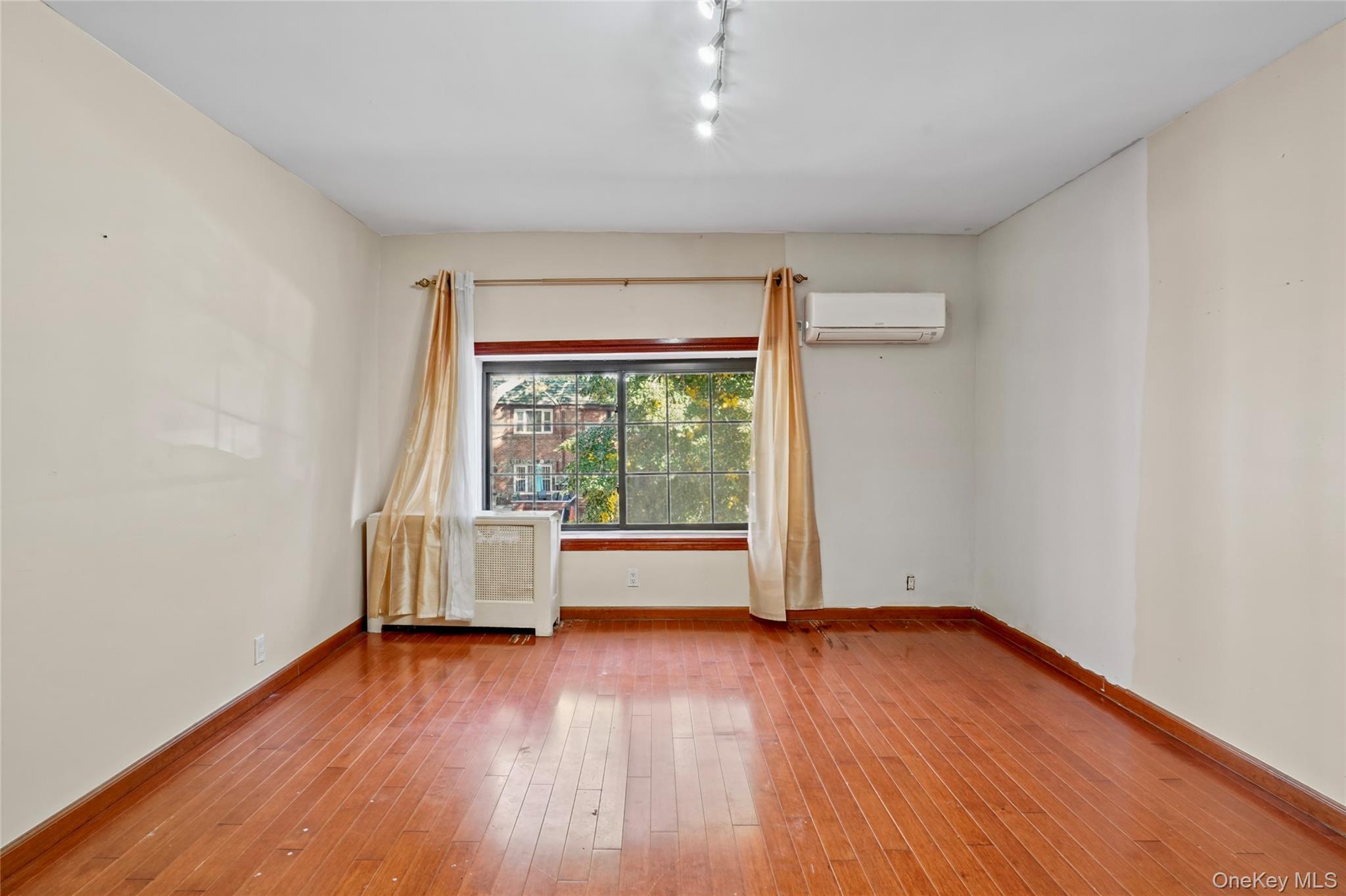 Single Family 63rd Street  Queens, NY 11377, MLS-1058331-8