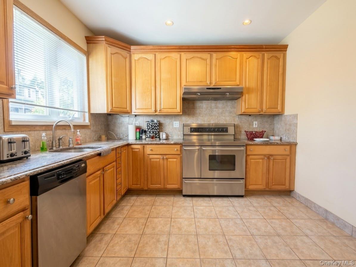 Single Family 60th Place Queens, NY 11385, MLS-1058464-10