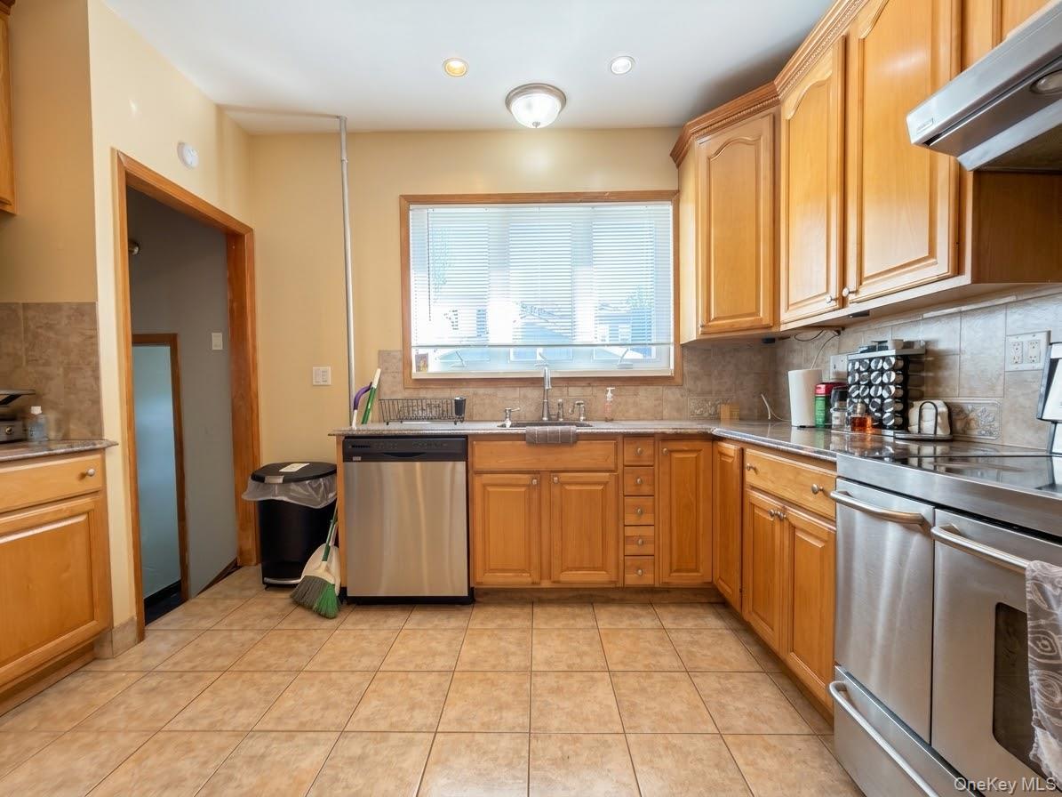 Single Family 60th Place Queens, NY 11385, MLS-1058464-9