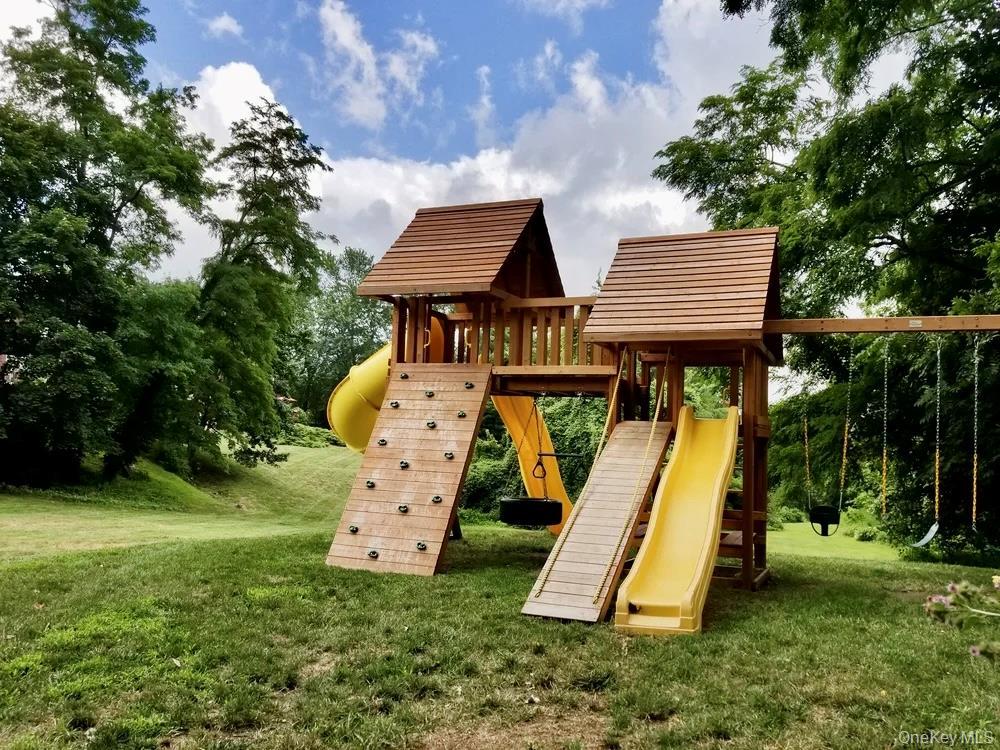 Single Family Knoll View  Westchester County, NY 10562, MLS-1059219-16