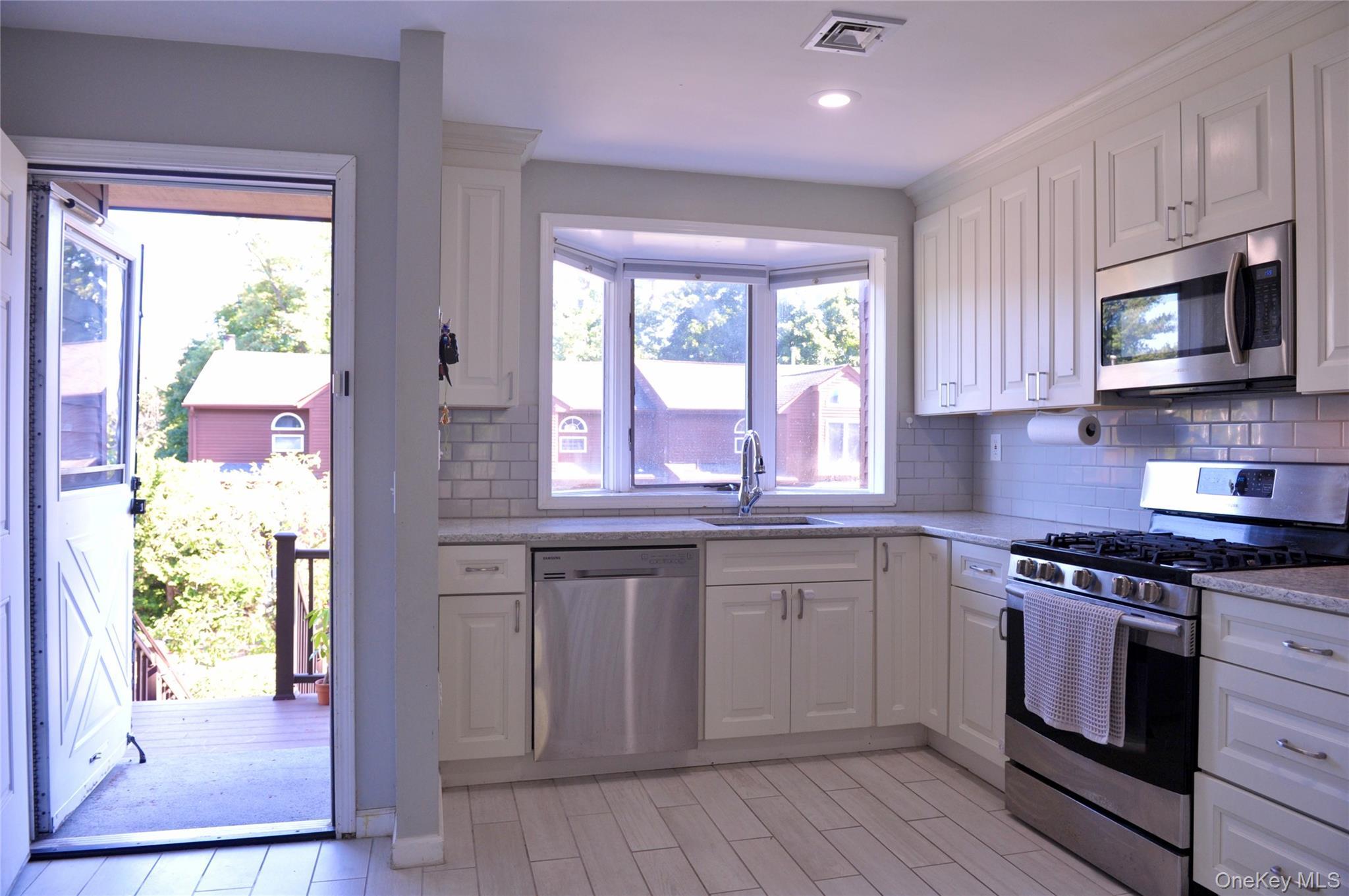 Single Family Knoll View  Westchester County, NY 10562, MLS-1059219-2