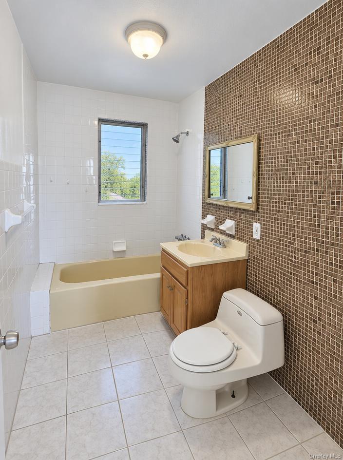 Single Family Whitelaw Street Queens, NY 11417, MLS-1059620-16