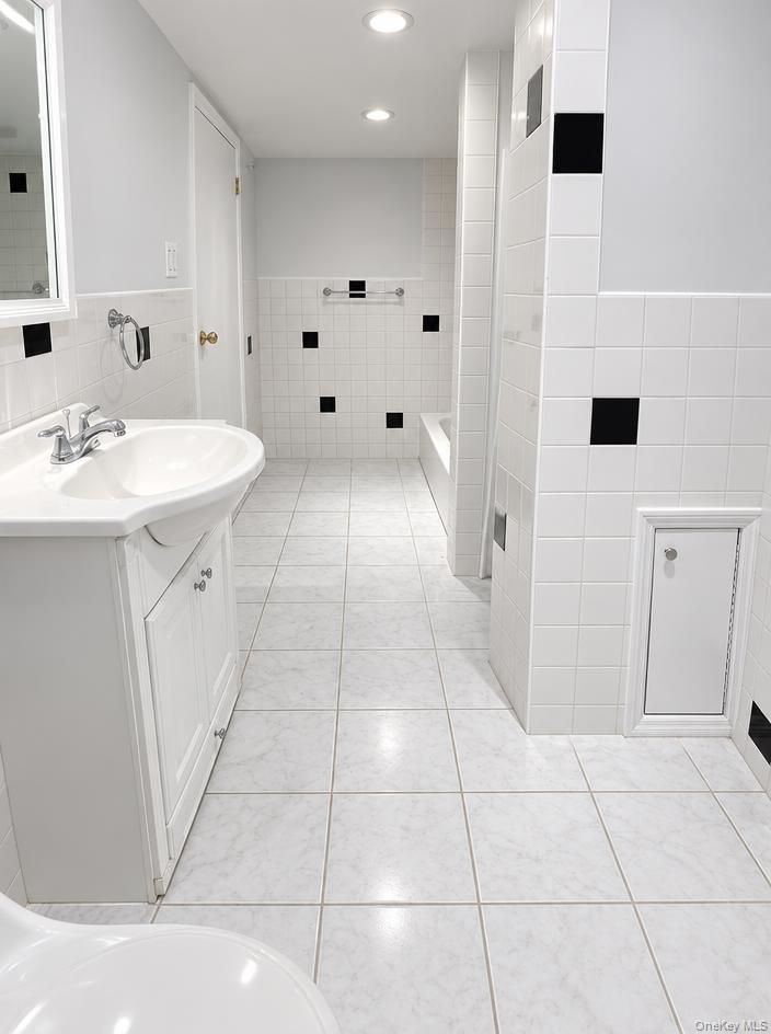 Single Family Whitelaw Street Queens, NY 11417, MLS-1059620-26