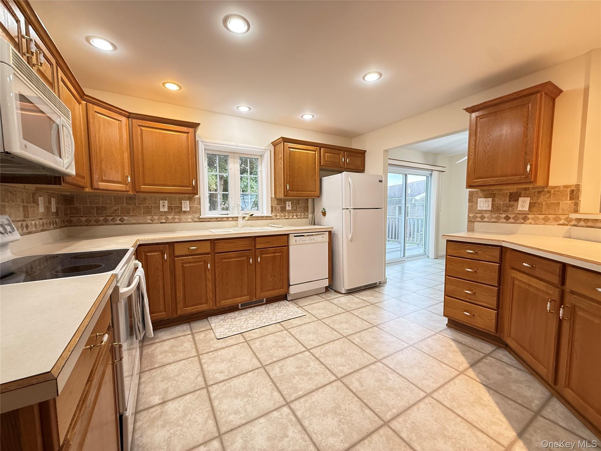 Single Family Middle Road Suffolk County, NY 11933, MLS-1060050-12