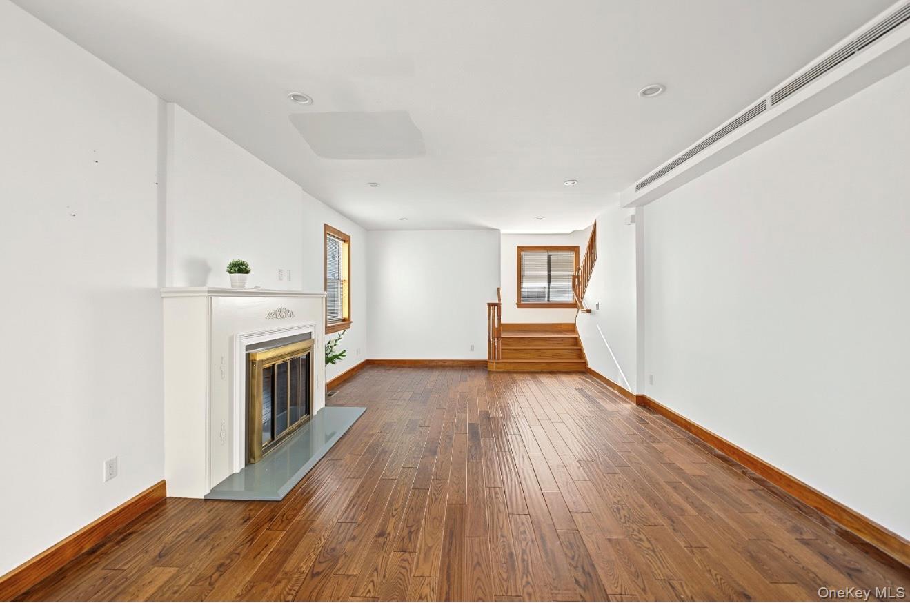 Single Family North Drive Queens, NY 11357, MLS-1062651-9