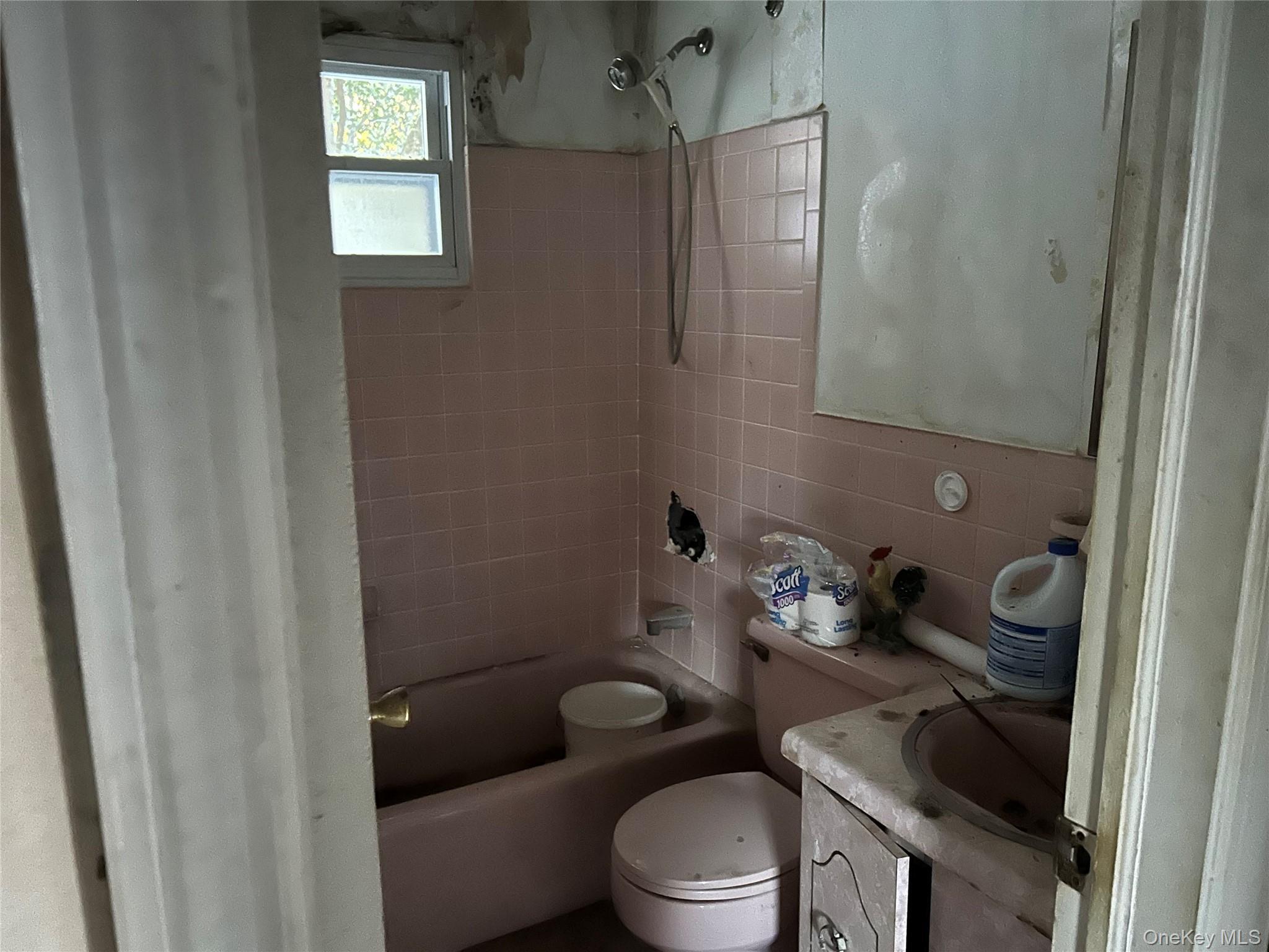 Single Family Bay Shore Avenue Suffolk County, NY 11706, MLS-1063670-15