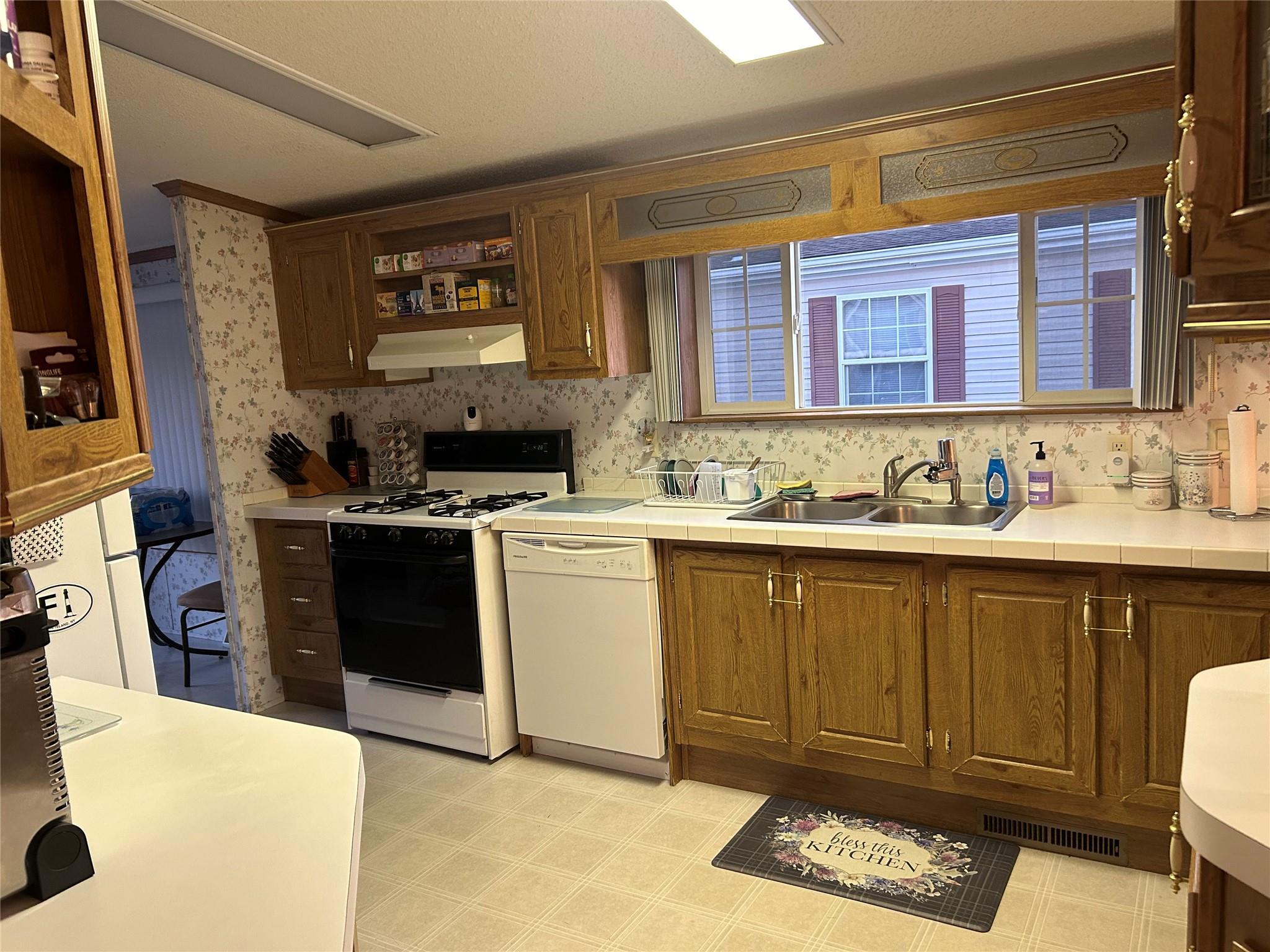 Single Family Daisy  Suffolk County, NY 11716, MLS-803592-8