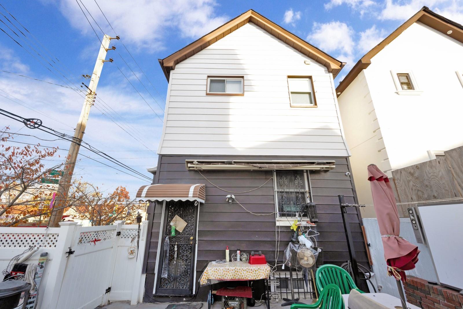 Single Family 80  Queens, NY 11379, MLS-804032-28