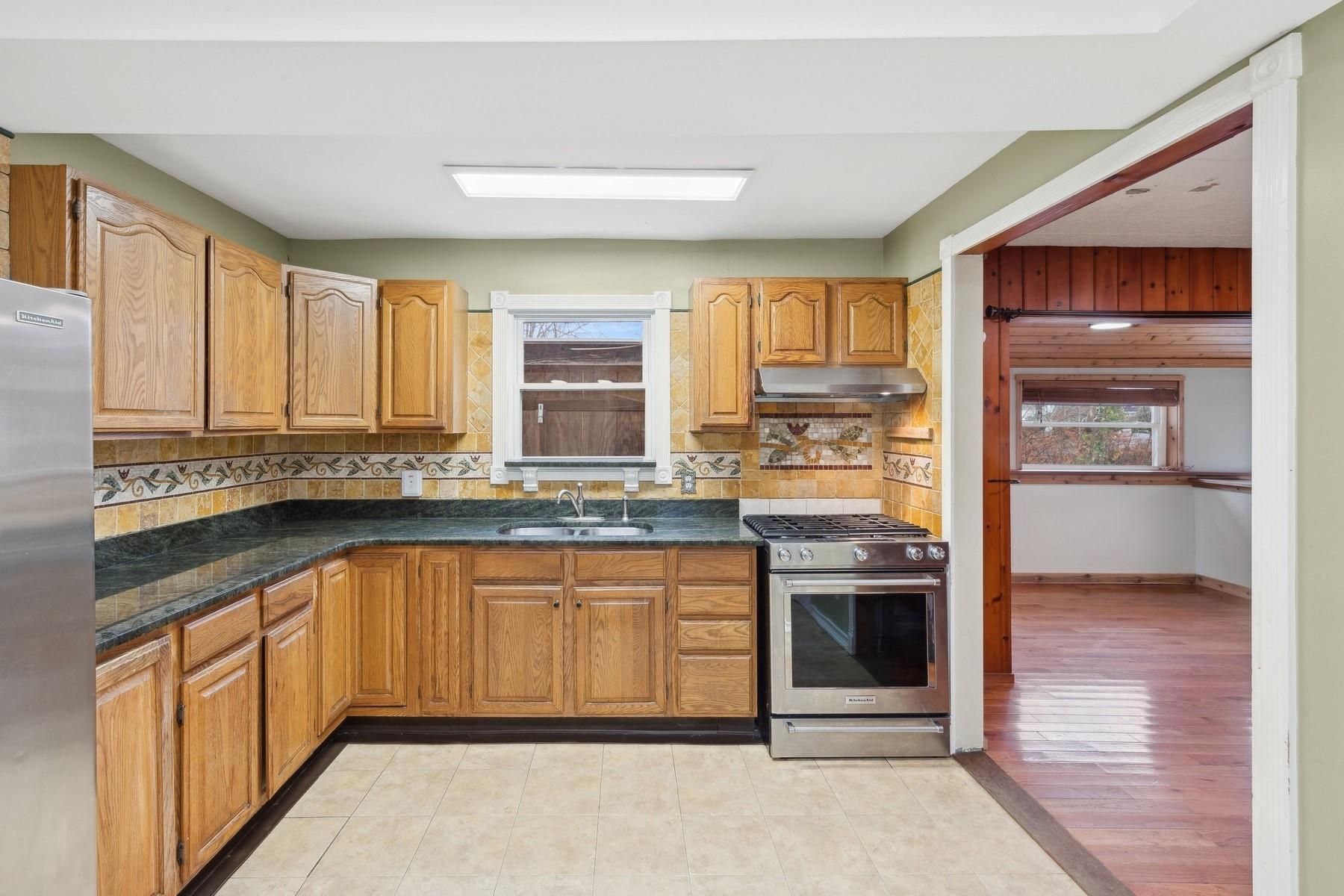 Single Family Parkway  Suffolk County, NY 11901, MLS-804152-2