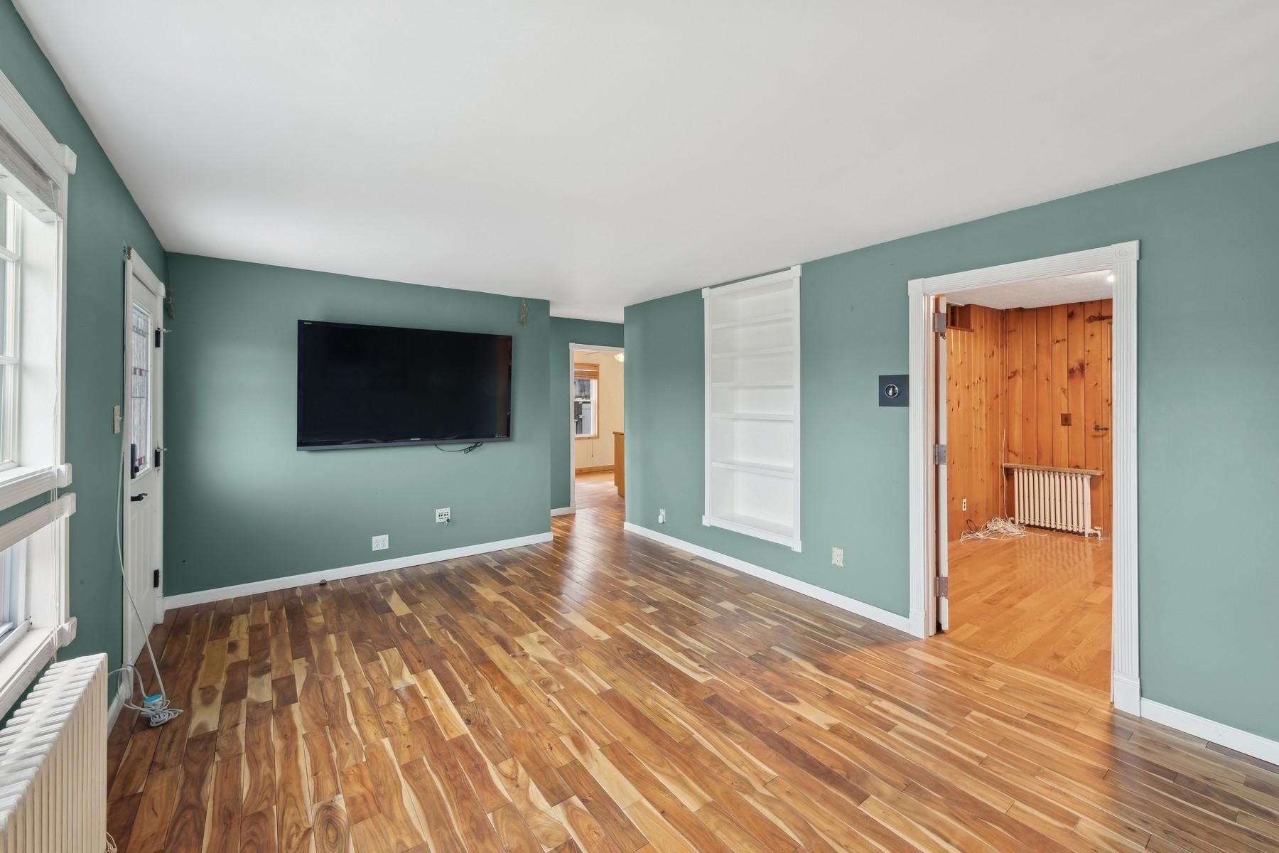 Single Family Parkway  Suffolk County, NY 11901, MLS-804152-5
