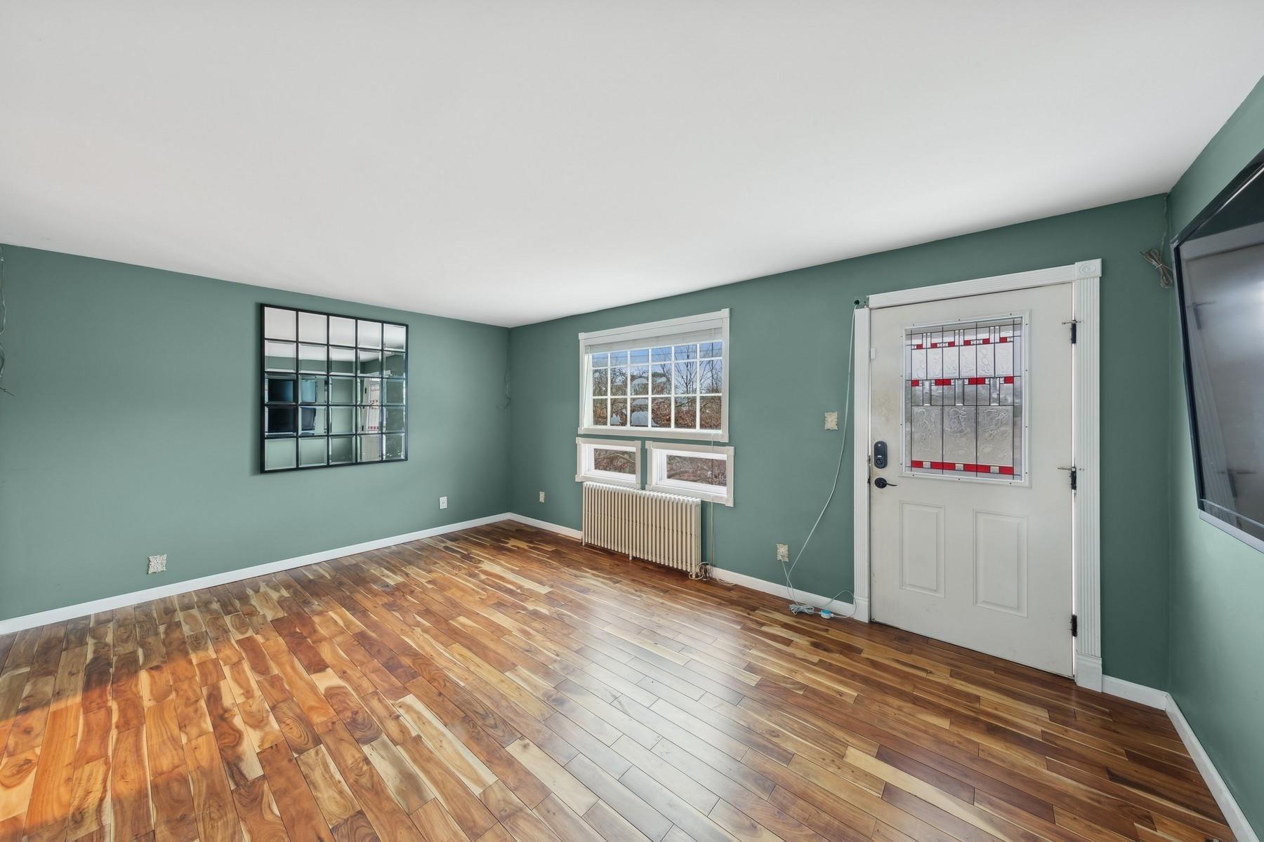 Single Family Parkway  Suffolk County, NY 11901, MLS-804152-6