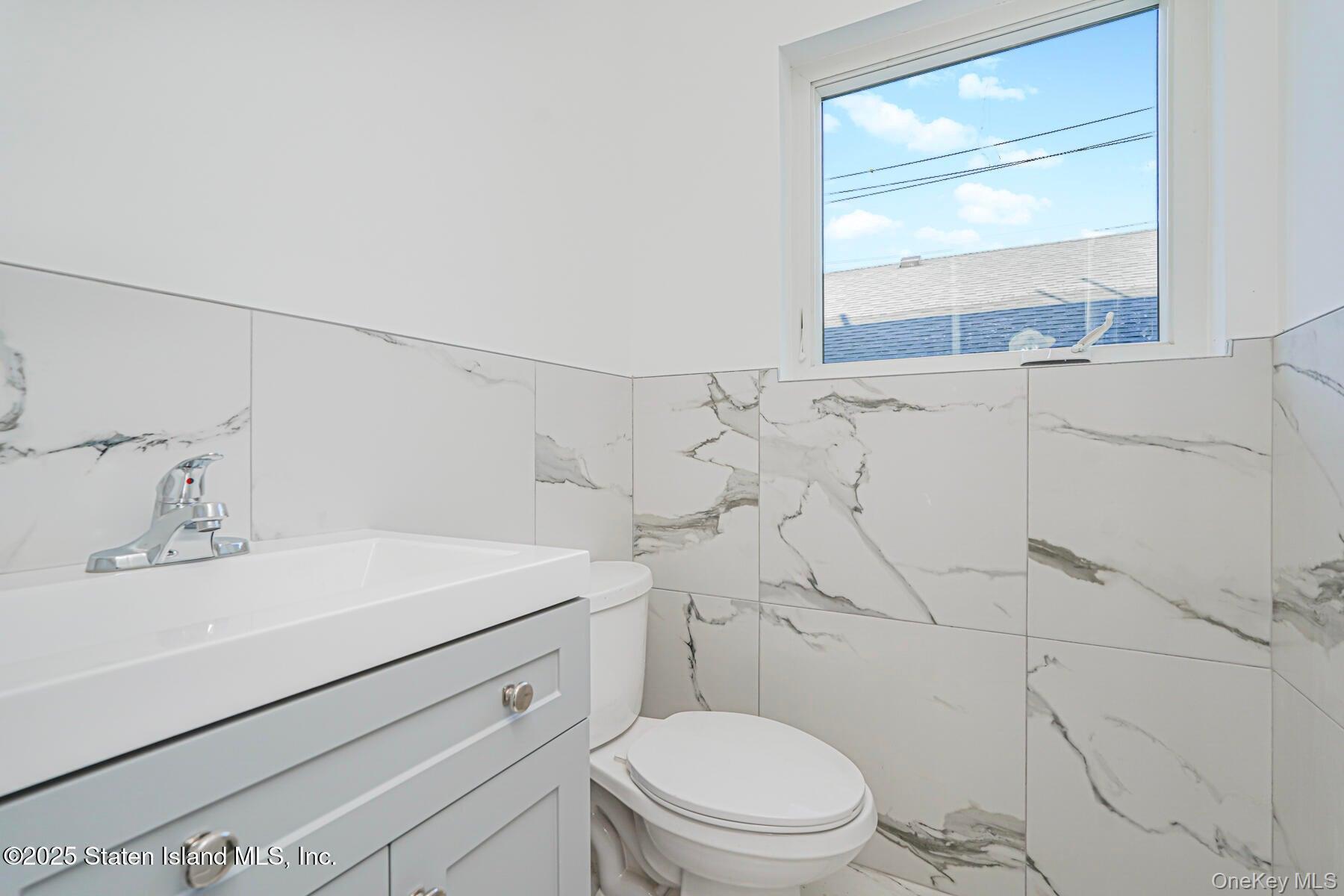 Single Family Alter Staten Island, NY 10305, MLS-804159-10