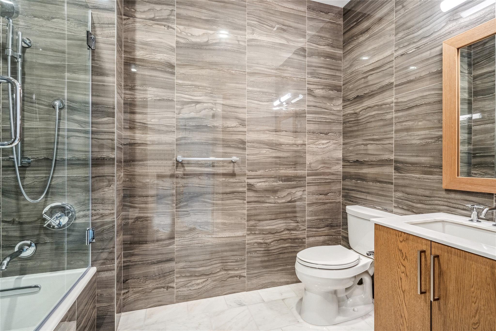 Condo Garvies Point  Nassau County, NY 11542, MLS-804230-12