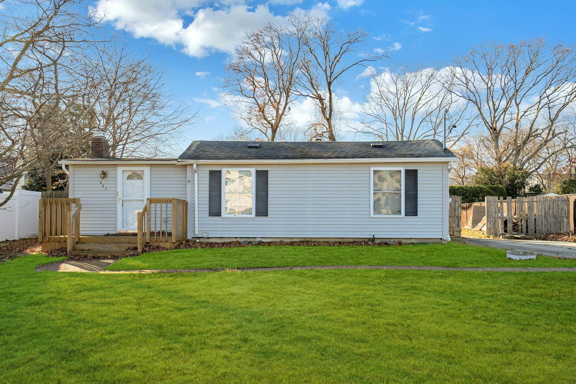 Single Family East  Suffolk County, NY 11757, MLS-805626-2
