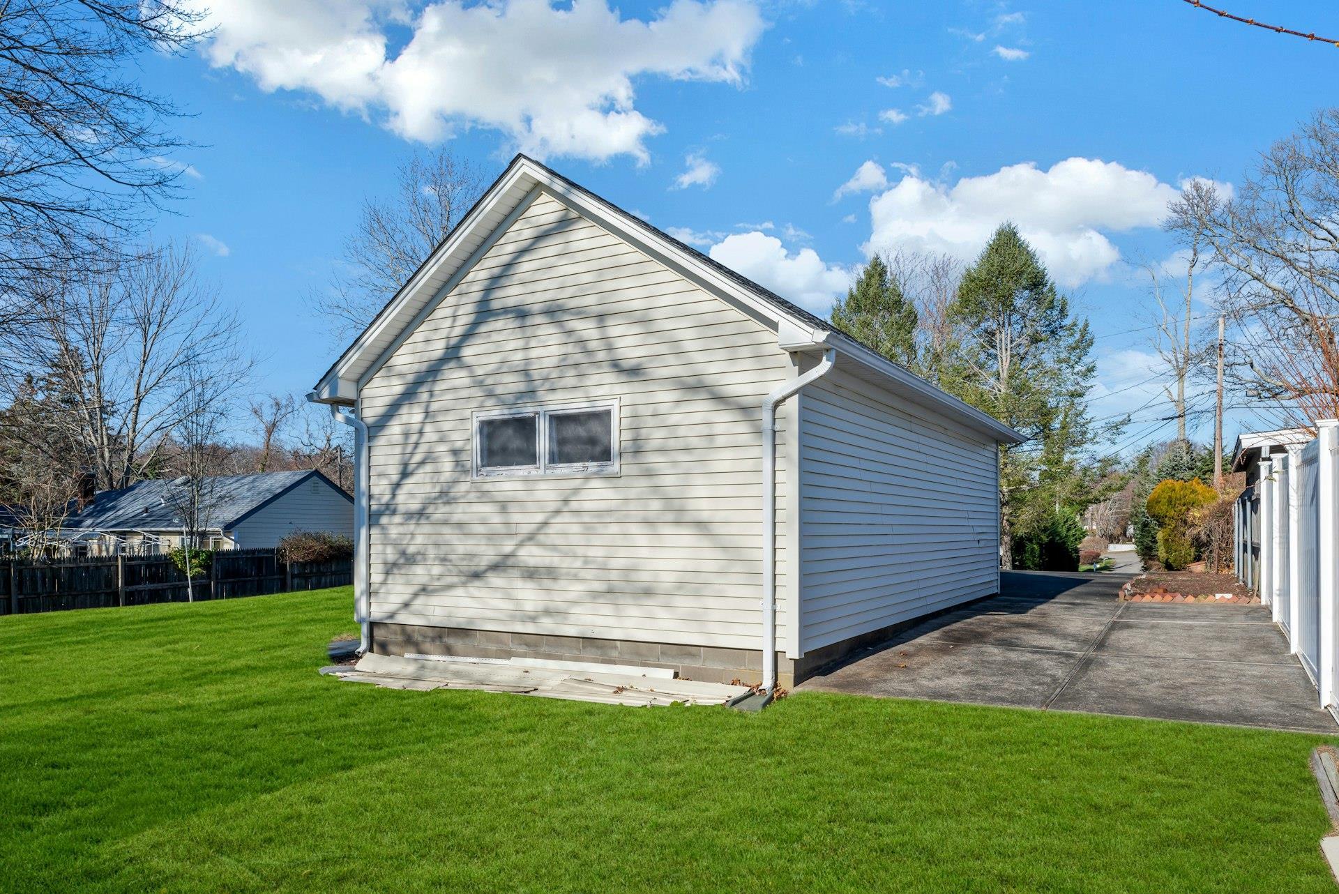 Single Family Ruth  Suffolk County, NY 11952, MLS-806218-21
