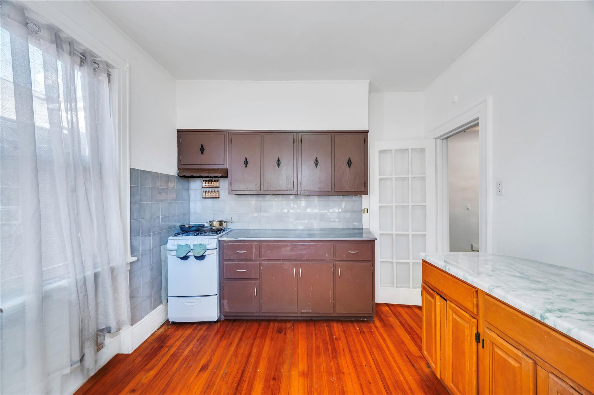 Single Family 77th  Queens, NY 11372, MLS-807768-22