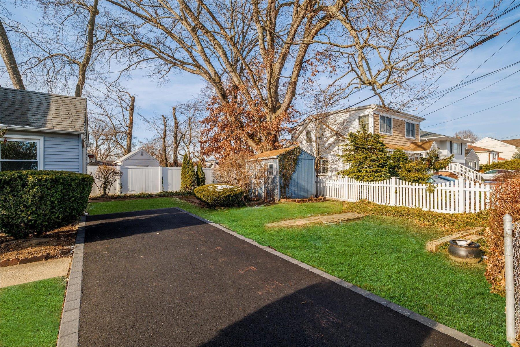Single Family Little Neck  Nassau County, NY 11710, MLS-808181-19