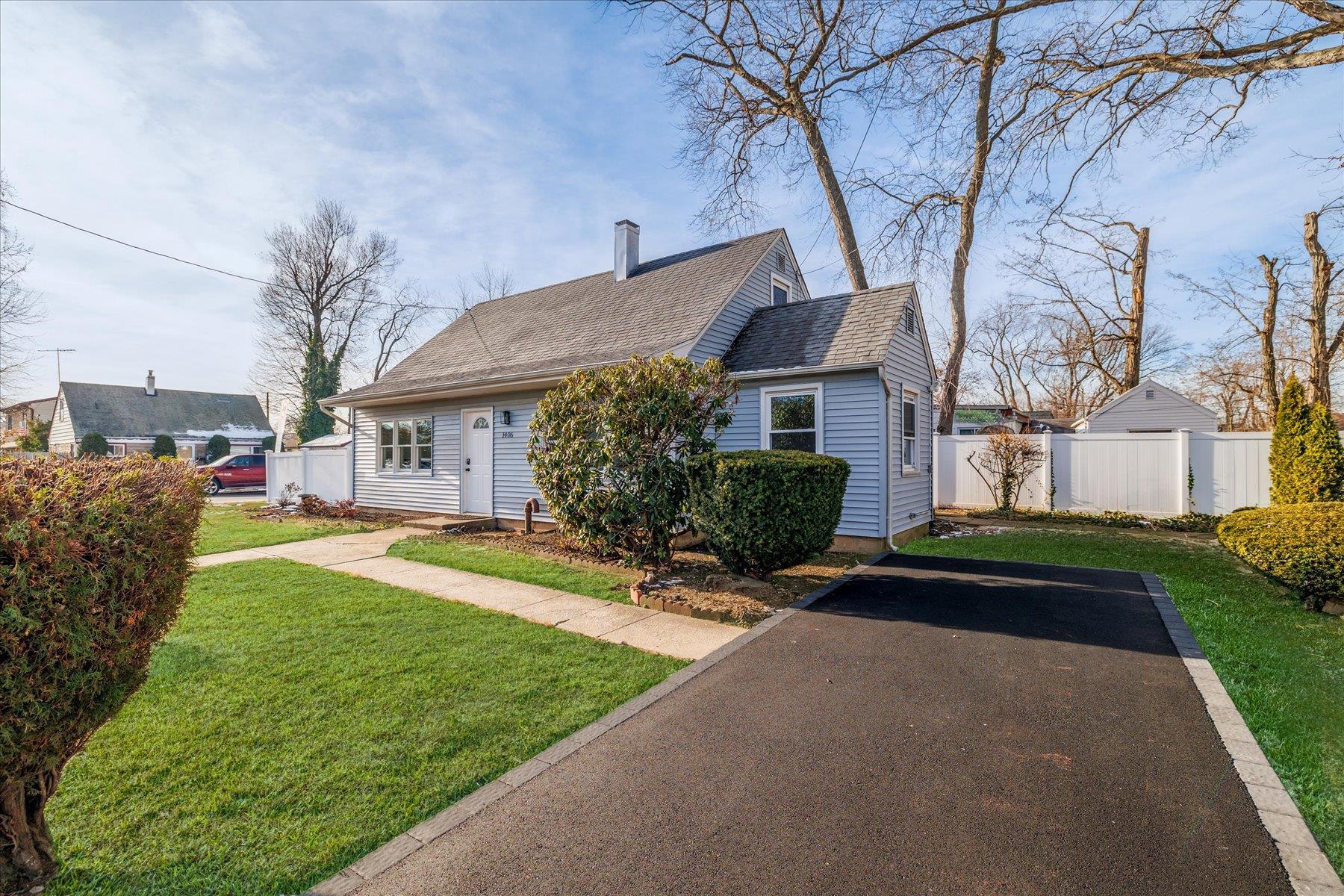 Single Family Little Neck  Nassau County, NY 11710, MLS-808181-20