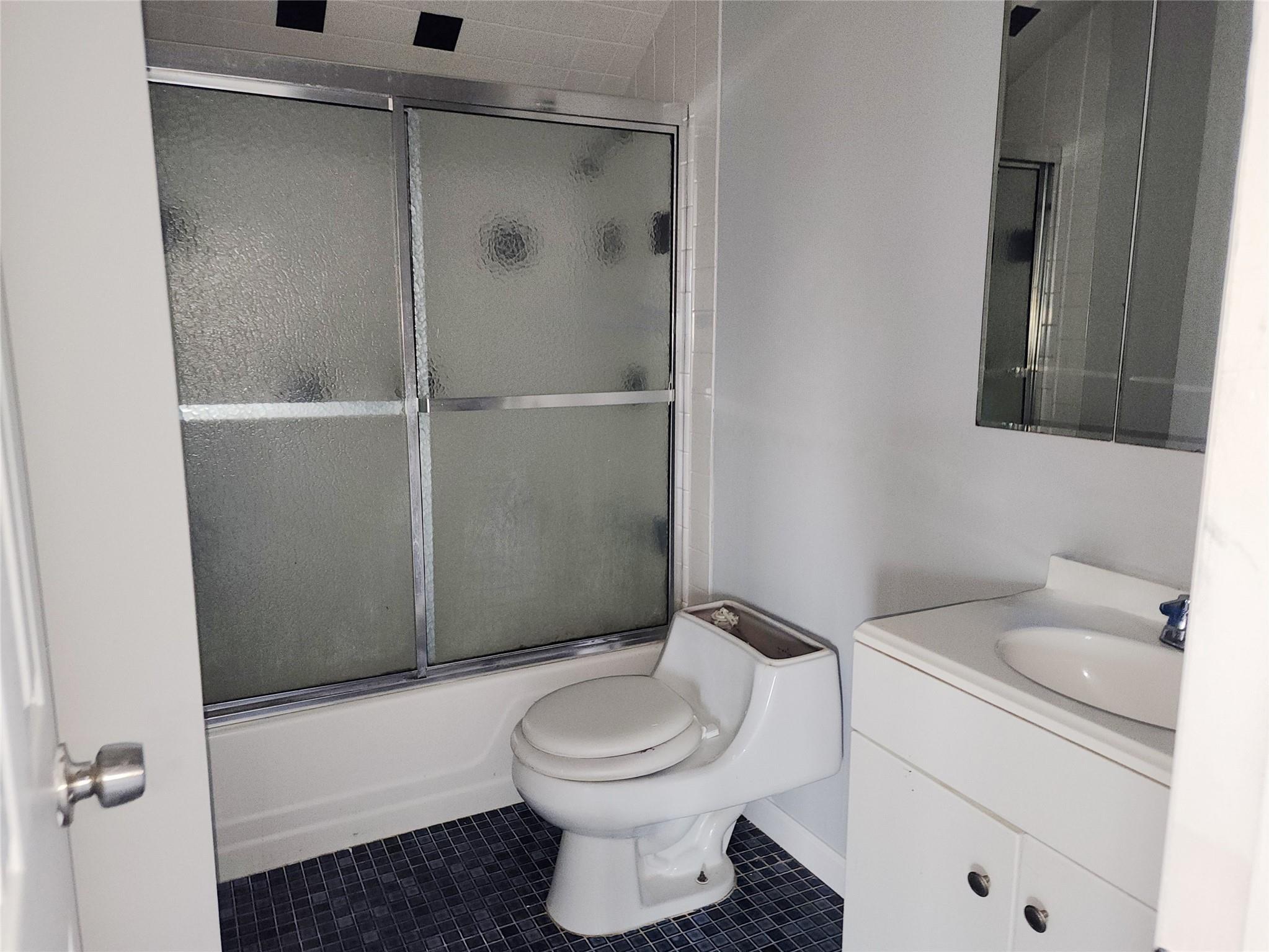Single Family Glenmere  Suffolk County, NY 11727, MLS-808795-16