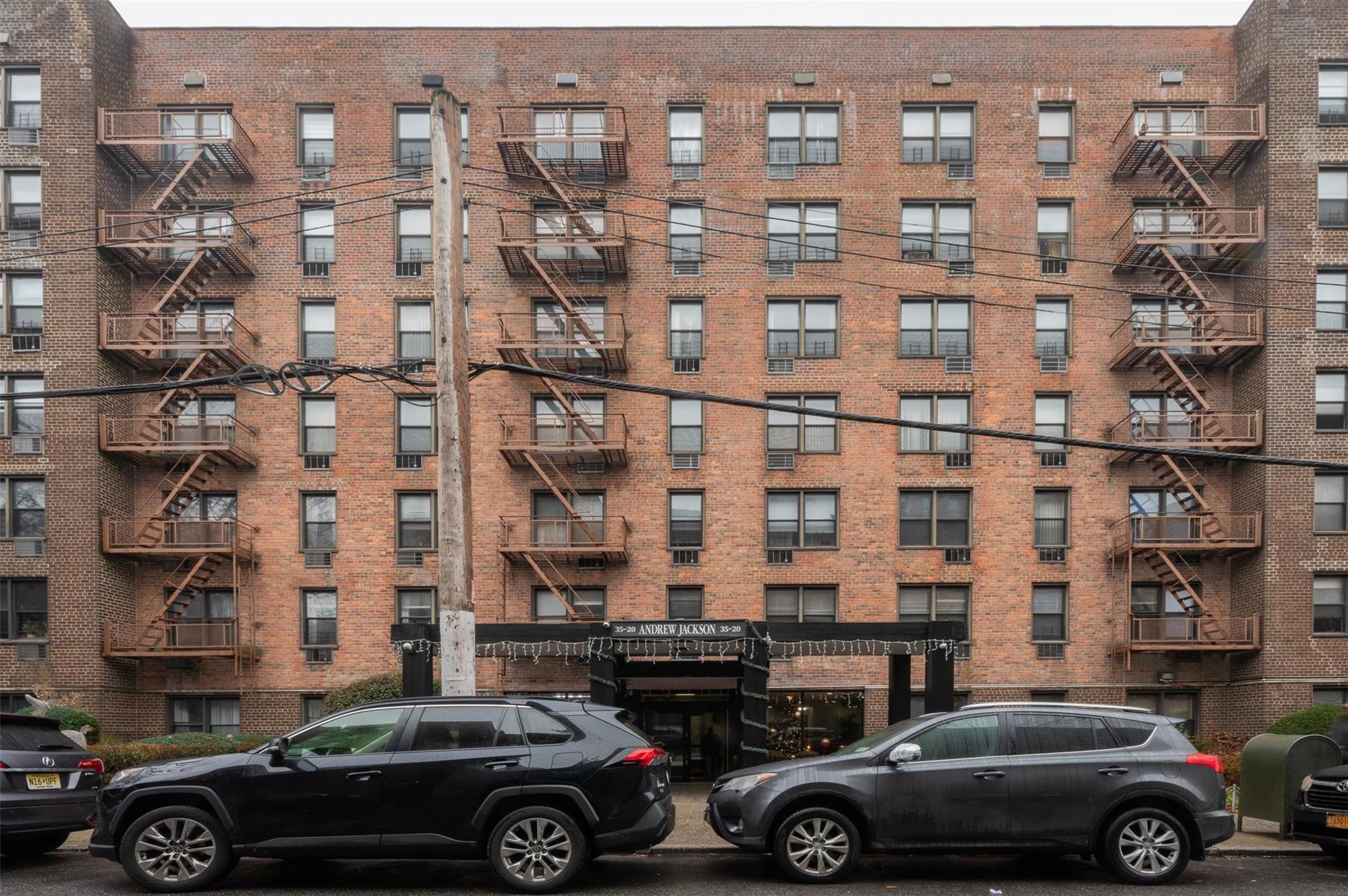 Condo in New York - Leverich  Queens, NY 11372